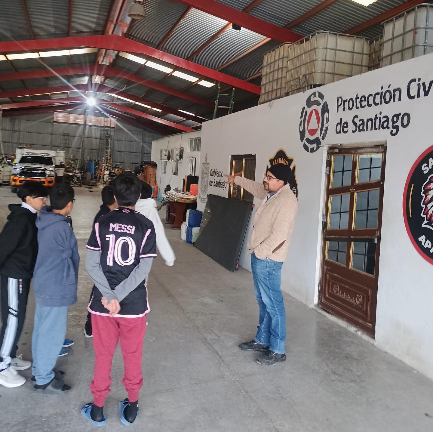 Los ni&ntilde;os visitando @proteccioncivil.nl aprendiendo sobre prevenci&oacute;n, trabajo en equipo y c&oacute;mo se cuida a la comunidad todos los d&iacute;as.

The boys visiting @proteccioncivil.nl learning about prevention, teamwork, and how the