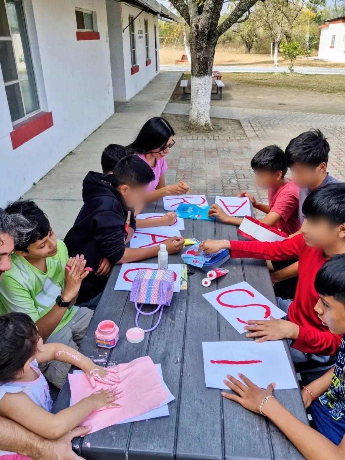 ❤️🩷 Los ni&ntilde;os celebraron el D&iacute;a de San Valent&iacute;n escribi&eacute;ndose notas y compartiendo recuerdos que hacen especial su amistad.

The boys celebrated Valentine&rsquo;s Day by writing notes to each other and sharing memories th