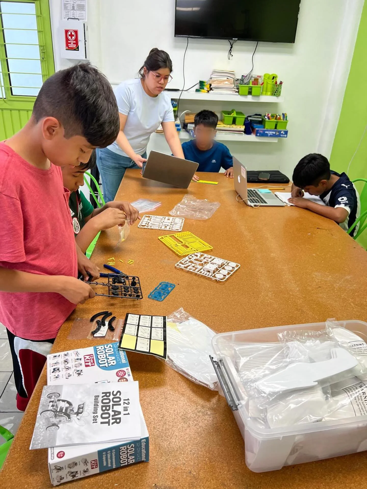 De regreso de vacaciones y ya en acci&oacute;n ✨ Estos ni&ntilde;os no perdieron el tiempo&mdash;directo a construir sus propios robotitos, manteni&eacute;ndose curiosos, creativos y ocupados de la mejor manera.

Back from break and already back in a