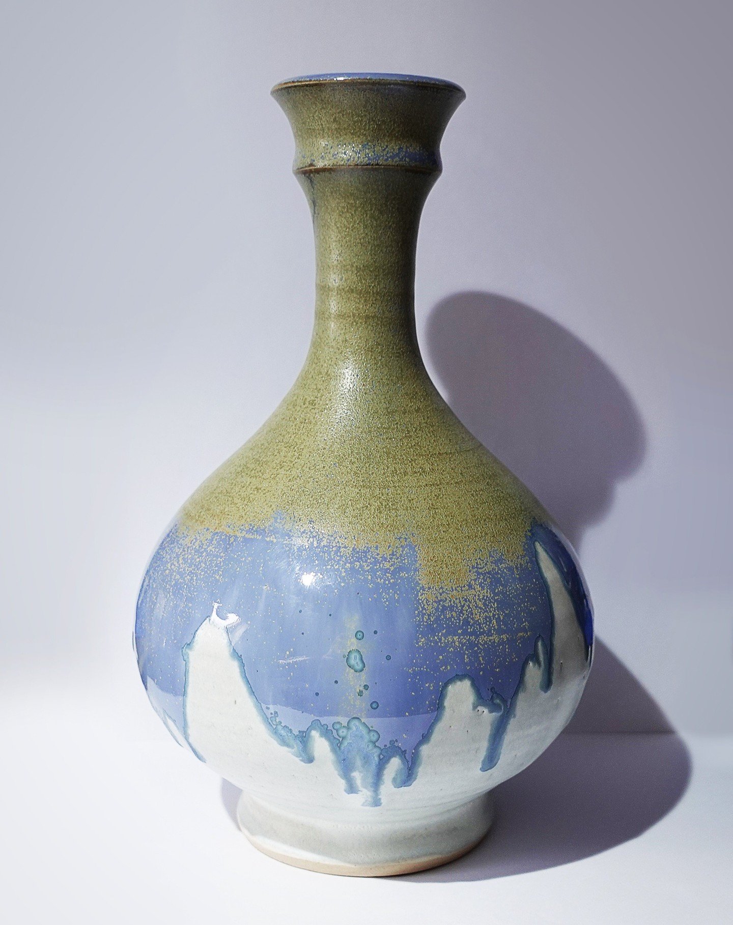 Here's one of the pots from the recent glaze firing I did, Very interesting glaze combo, also love the little crystals forming at the bottom of the blue :)

.
.
.
.
.
.
.
.
.
.
.
.
.
.

#Ceramics #Pottery #Throwing #Pots #Glaze #Madelocal #Wicklow