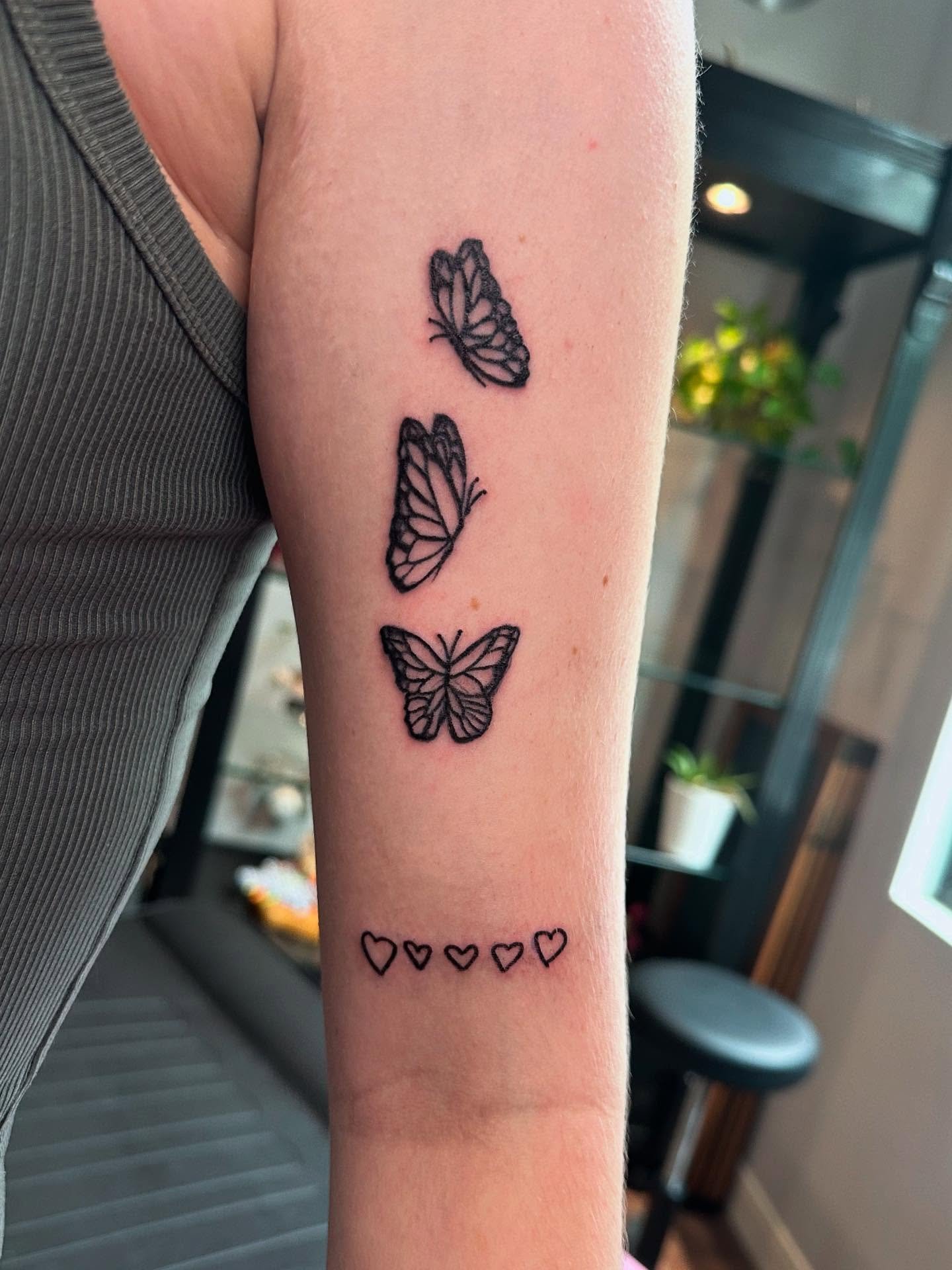 Butterflies and hearts for @danielleeschmidtt 🦋💓 TYSM!

#finelinetattoo #butterflytattoo #hearttattoo #wisconsintattooartist #tattooartistwisconsin #tattooinspo