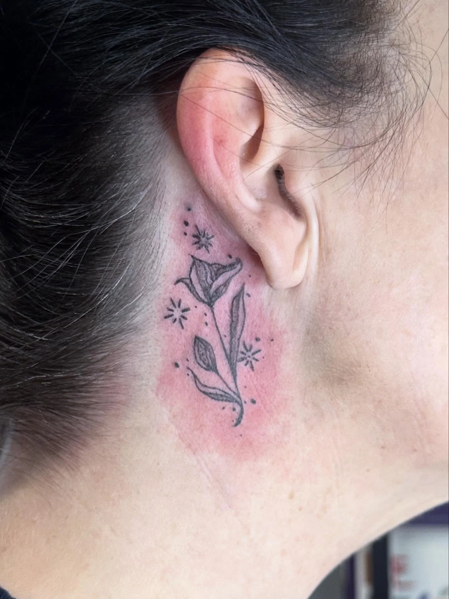 Aaaaand a tulip for the other ear 🌷
TYSM Stacy!

#hudsonwisconsin #tuliptattoo #finelinetattoo #floraltattoos