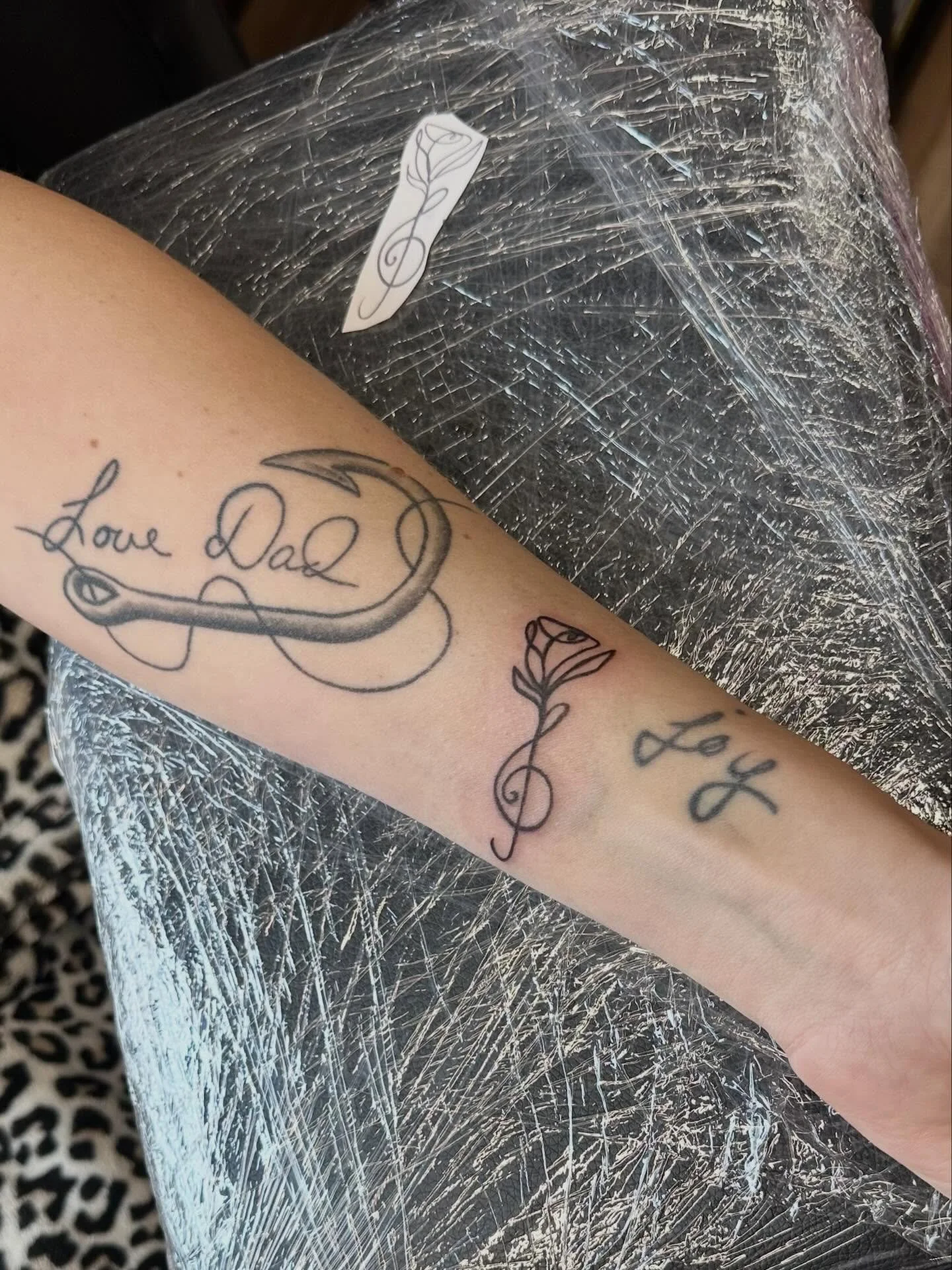A continuous line rose/treble clef 🎼
TYSM Kylee 🌹 

#continousline #finelinetattooartist #hudsonwisconsin #rosetattoos #fineline