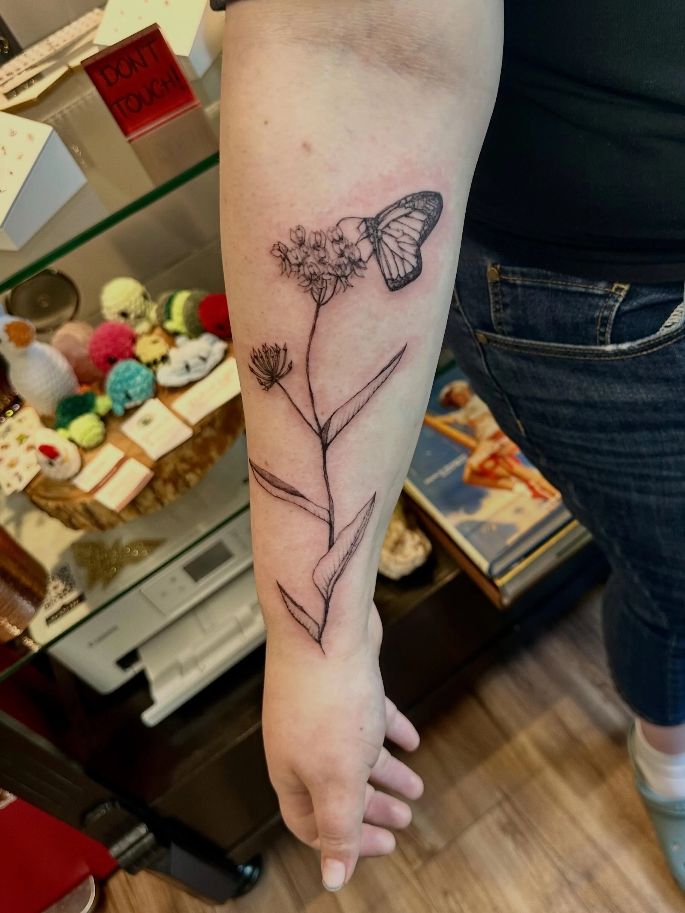 Swamp milkweed and a monarch 💓
TYSM Chelsea! 💛💛💛

#hudsonwisconsin #finelinetattooartist #butterflytattoos #wisconsintattooartist #wisconsintattoo