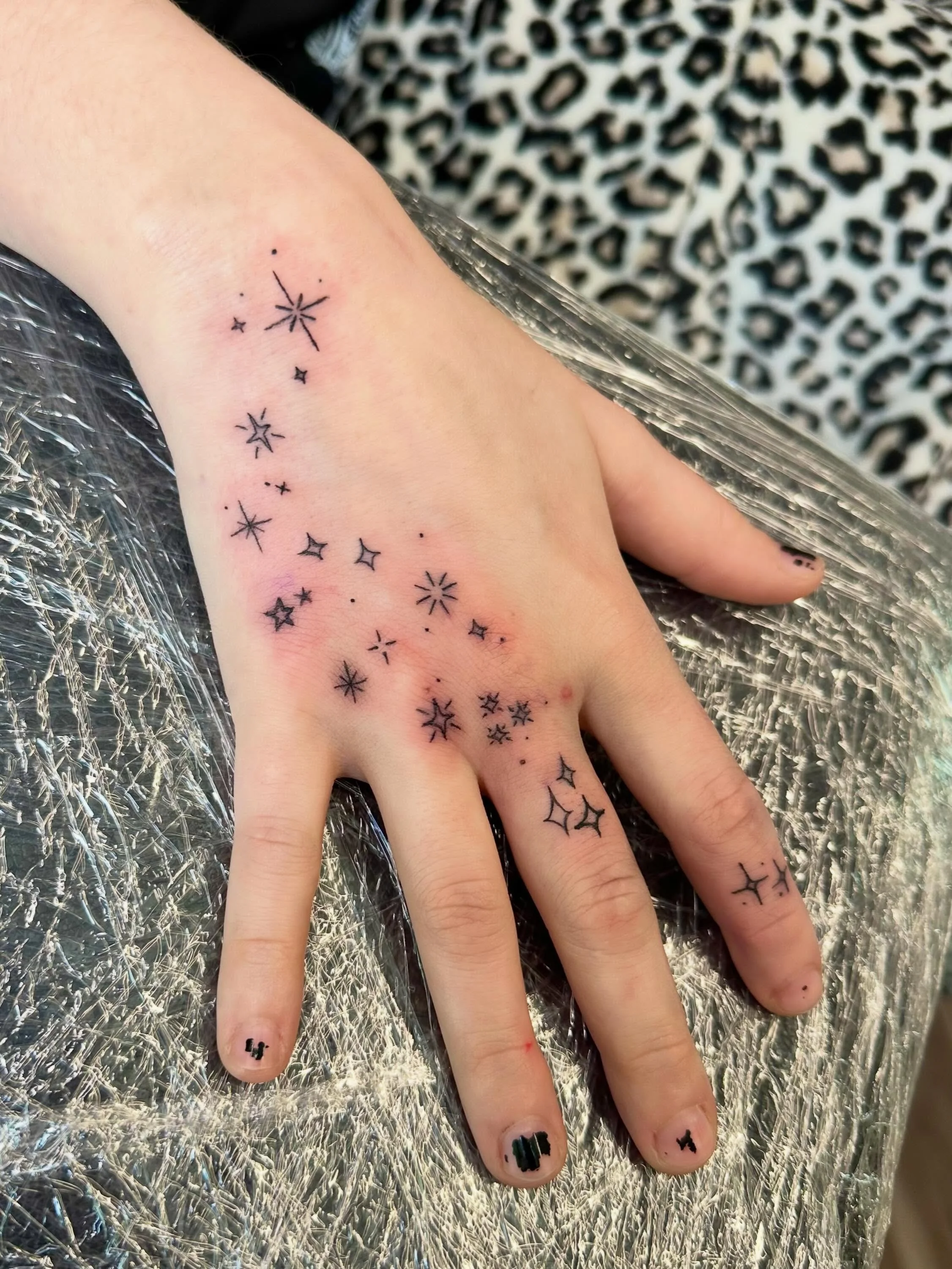 TYSM Dakota 🤩✨☺️🌟💫

#hudsonwisconsin #femaletattooartist #wisconsintattoo #finelinetattooartist #handtattoos