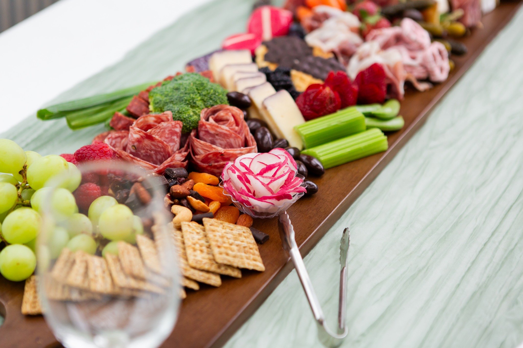 ✨ Why Choose Rose & Brie for Your Cocktail Hour? ✨
Your cocktail hour deserves to shine, not just blend into the background — and that’s where Rose & Brie comes in.
💛 Personalization: Every charcuterie board and grazing setup is