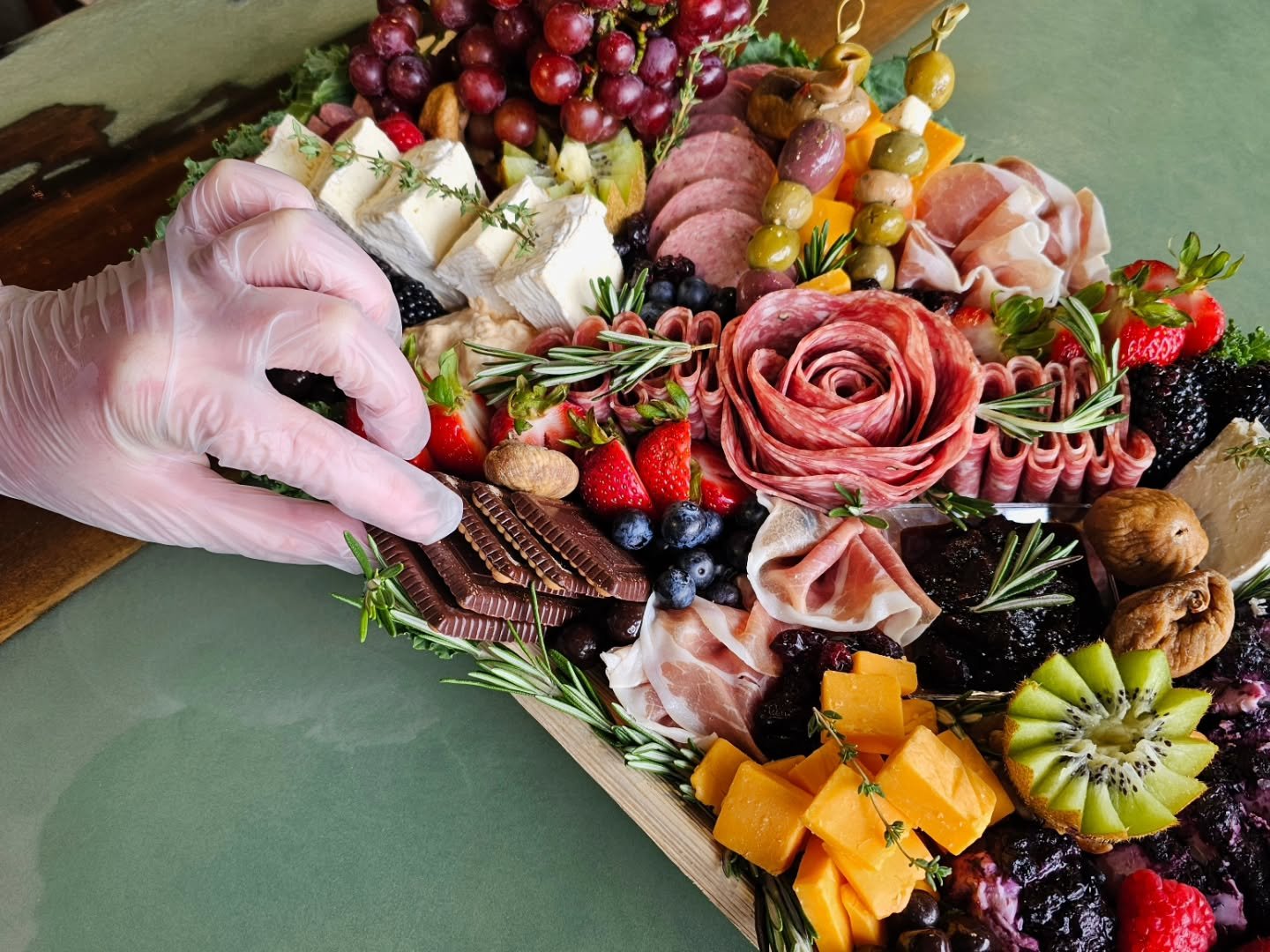 🍂 Fall is almost here, and you know what that means — wedding season and football season are coming in hot! 💍🏈
I'm so excited (and incredibly grateful) to be almost fully booked for weddings this fall — thank you to all the amazing co