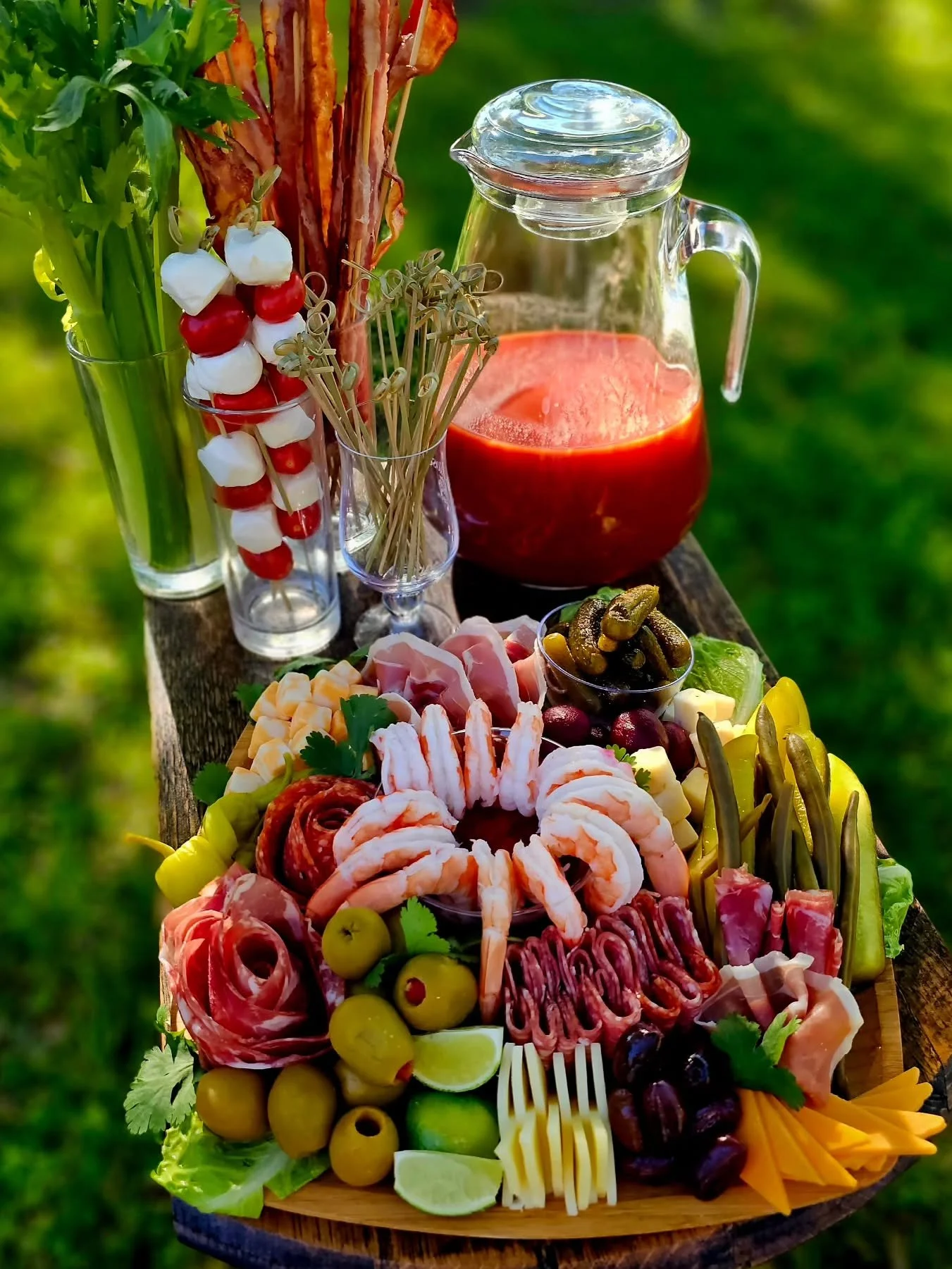 β¨ We know it’s only Monday… but who says treating yourself has to wait until the weekend? πΉ Our Bloody Mary Boozey Board is here to turn any day into a brunch-worthy celebration. Packed with savory snacks, fresh garnishes, and all the f