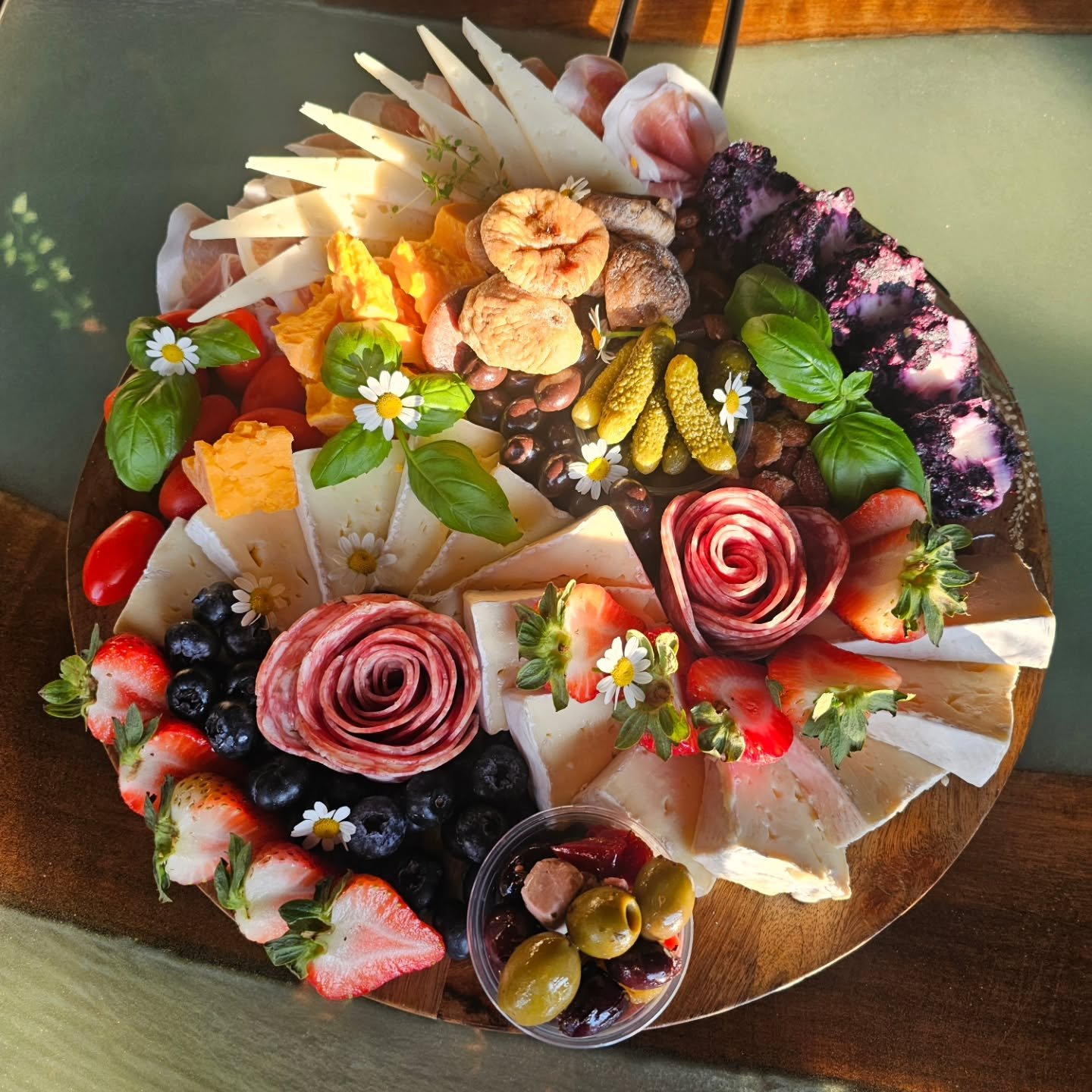 🥵 Finished up my busiest day EVER!
 Charcuterie for friends, Brunch board + coffee bar for a bride-to-be, the grand finale = 120 charcuterie cups for a wedding

Tired? Yes. Grateful? Even more. 

Now booking for 2026! 

With love and cheese💕🧀

#Ro