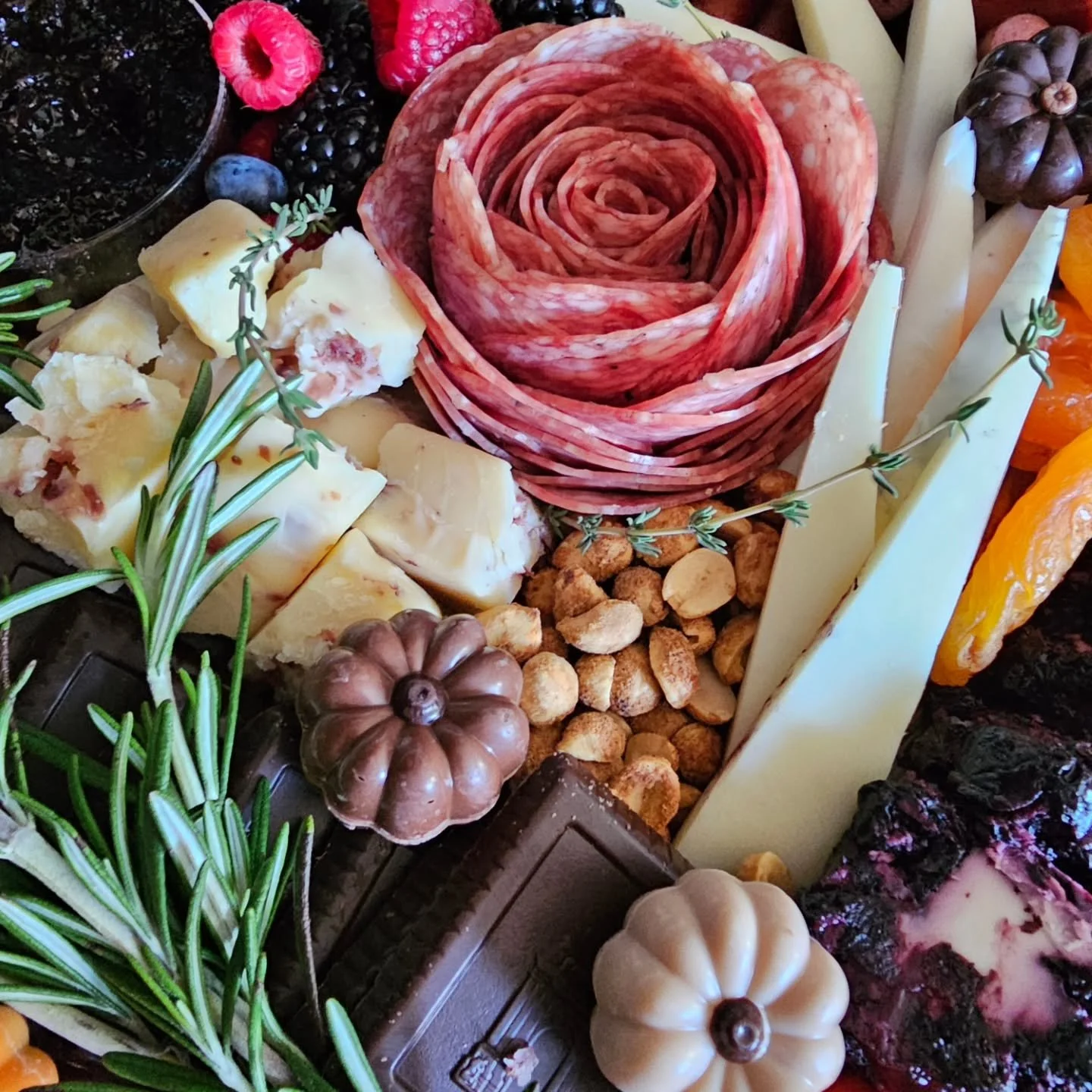 It&rsquo;s all in the little details 💕
At Rose &amp; Brie, every board is made with love &mdash; 

Because charcuterie isn&rsquo;t just about what&rsquo;s on the plate &mdash; it&rsquo;s about creating something beautiful, shareable, and full of fla