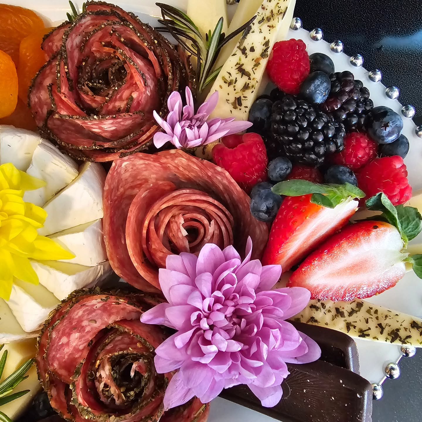 This past weekend, I ran into a couple who had just gotten engaged&mdash;and the fianc&eacute; used a Rose &amp; Brie board with the proposal. How cute is that?! 🥹💍
I truly love getting to be part of such special moments&hellip; even if I&rsquo;m &