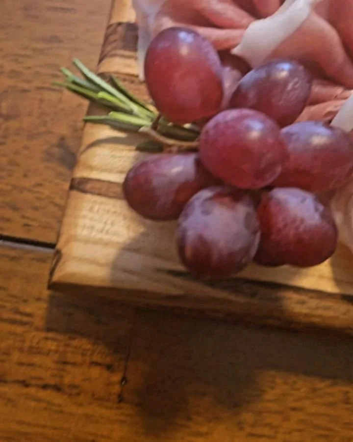 Spring, is that you?? From picnics and tailgating to evening munchies and bridal showers, I've got you covered. 
Send me a DM or visit www.roseandbrie.com for more info 💛