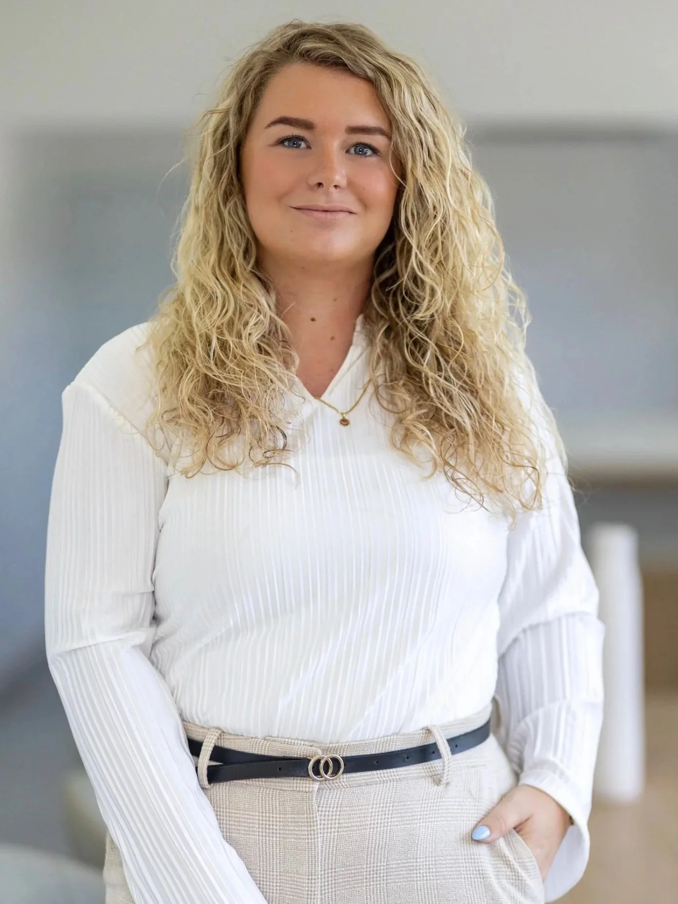 Portret van Kelly de Waard, paralegal bij ST Legal Solutions, gespecialiseerd in privaatrecht en notarieel recht, professioneel gekleed, glimlachend en zelfverzekerd, representatief voor haar juridische expertise en cliëntgerichte dienstverlening.