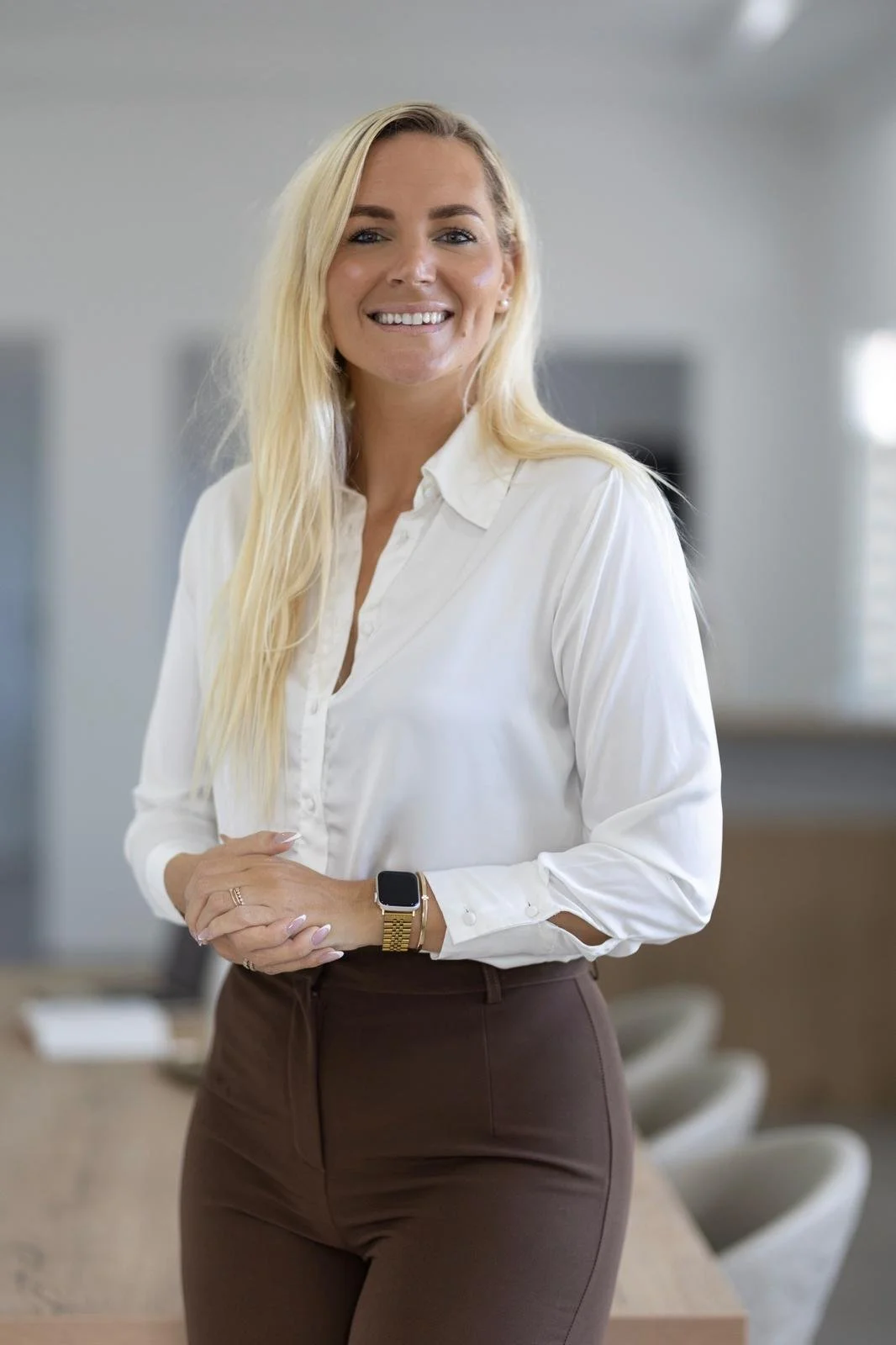 Shannon Terpstra, oprichter en advocaat bij ST Legal Solutions, professioneel gekleed, zelfverzekerd en representatief, gespecialiseerd in juridisch advies en rechtszaken.