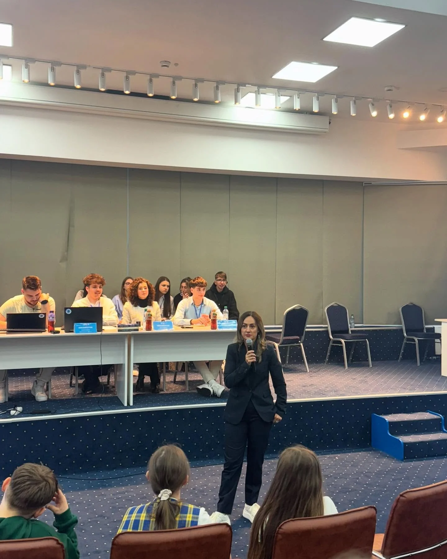 ⚖️ Dreptate, argumentare și puterea cuvintelor! Astăzi, în cadrul Sesiunii Locale de Formare a Elevilor Reprezentanți (SLFER), am avut onoarea de a discuta cu doamna Elena Pașcu Apăvăloaie, avocat dedicat și susținător al educației juridice &ic