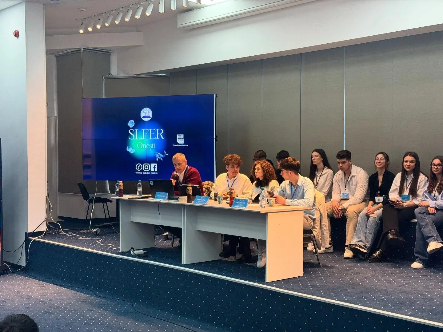 🚔 Siguranța și responsabilitatea merg mână în mână cu educația! Astăzi, în cadrul Sesiunii Locale de Formare a Elevilor Reprezentanți (SLFER), am avut onoarea de a-l avea alături pe domnul Manea Romeo, comisar-șef al Poliției