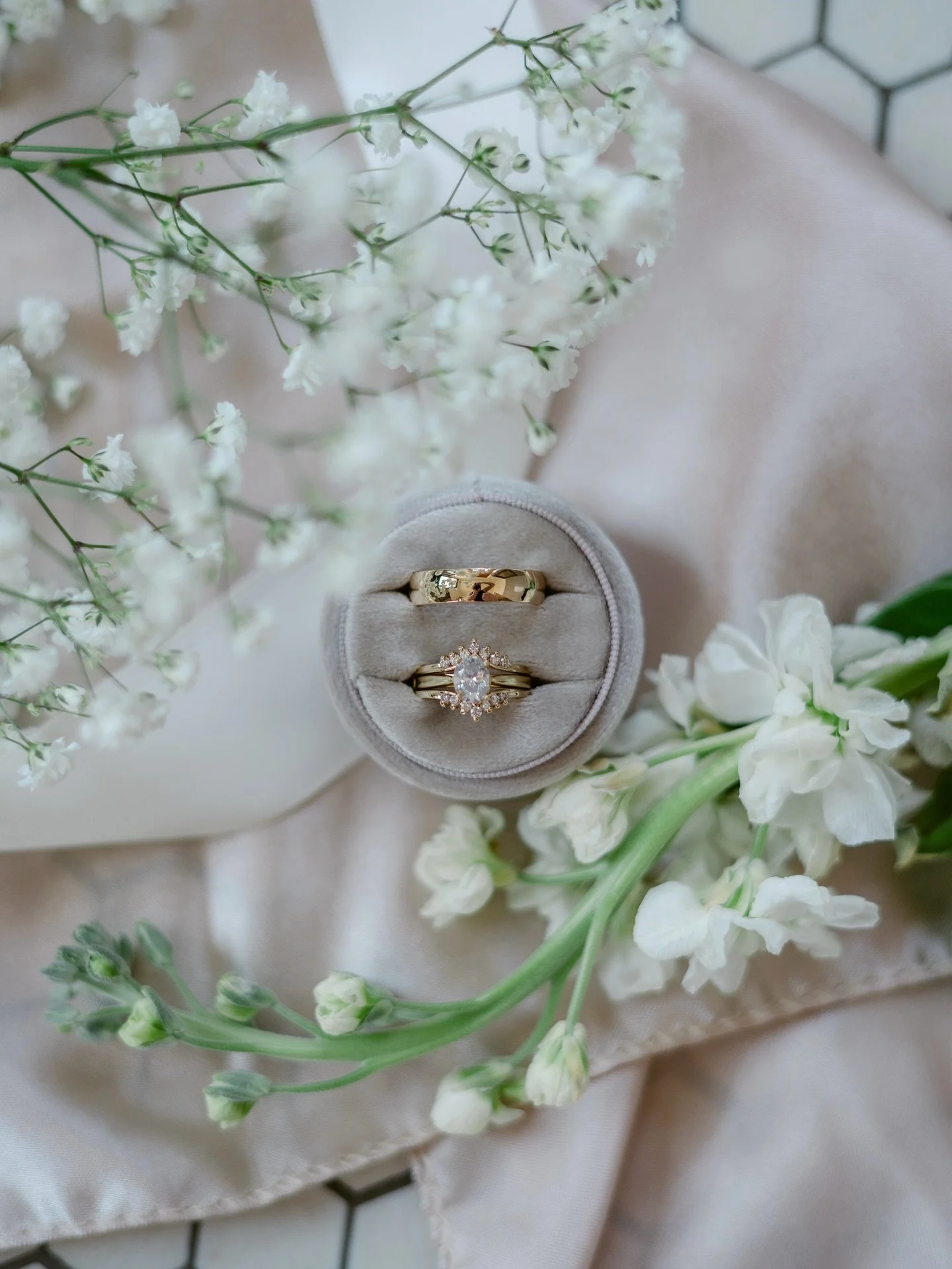 We heard flat lays are going out of style&hellip; what do you think? 

#detailshot #flatlays #weddingphotography