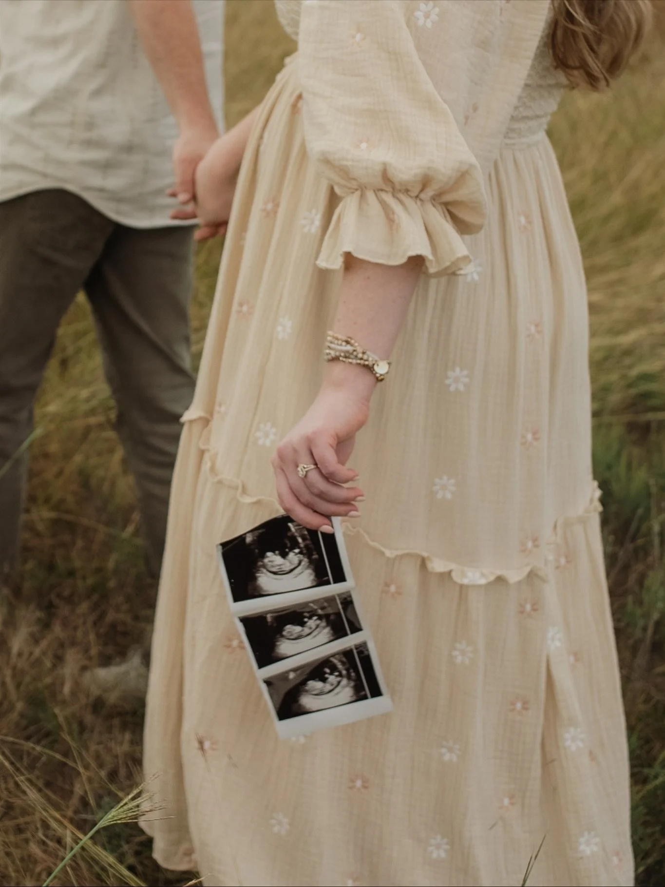 Probably one of our fav moments to capture are new parents preparing to welcome a little love into the world. Congrats @colbymilner &amp; @hollymilner_ 🤍

#familyphotography #maternityphotoshoot