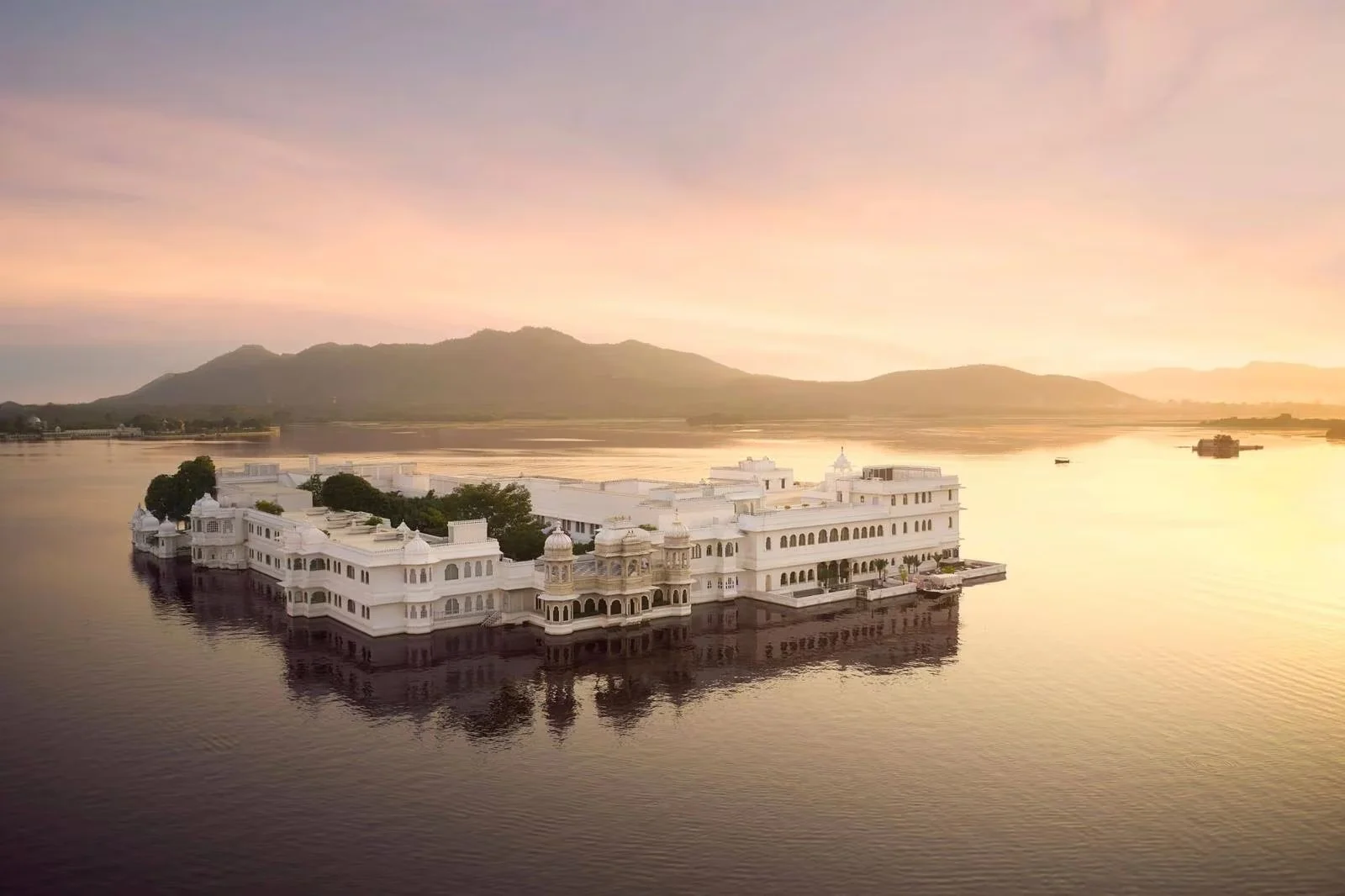 Taj Lake Palace1.jpeg