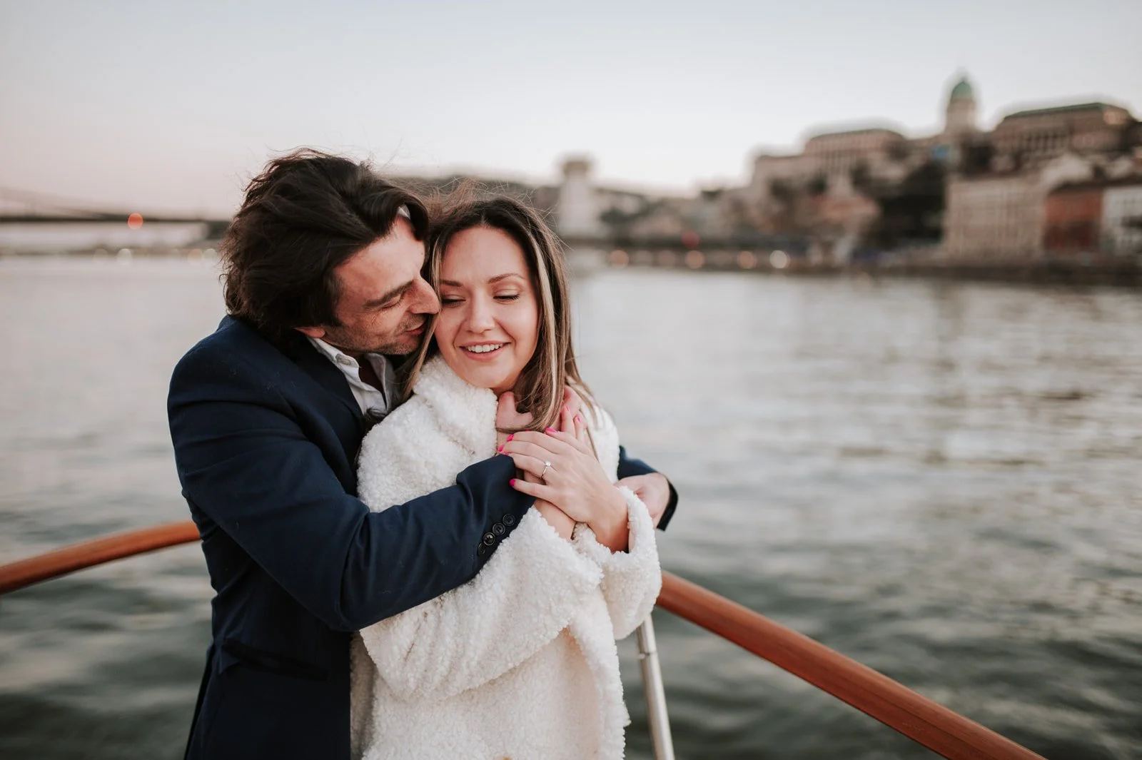 Couples photos during a marriage proposal in Budapest