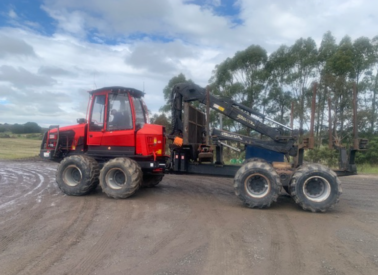 2018 Komatsu 875 log forwarder