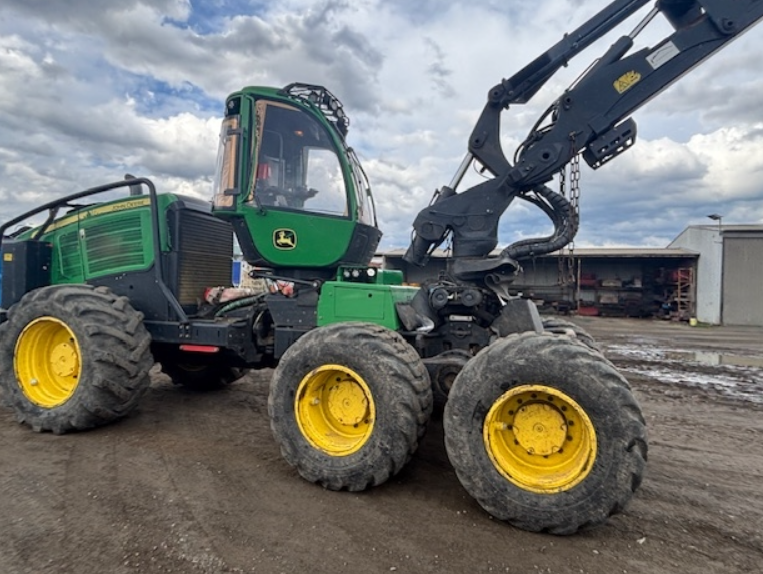 2017 John Deere 6 wheeled harvester, equipped with H415 harvesting head.