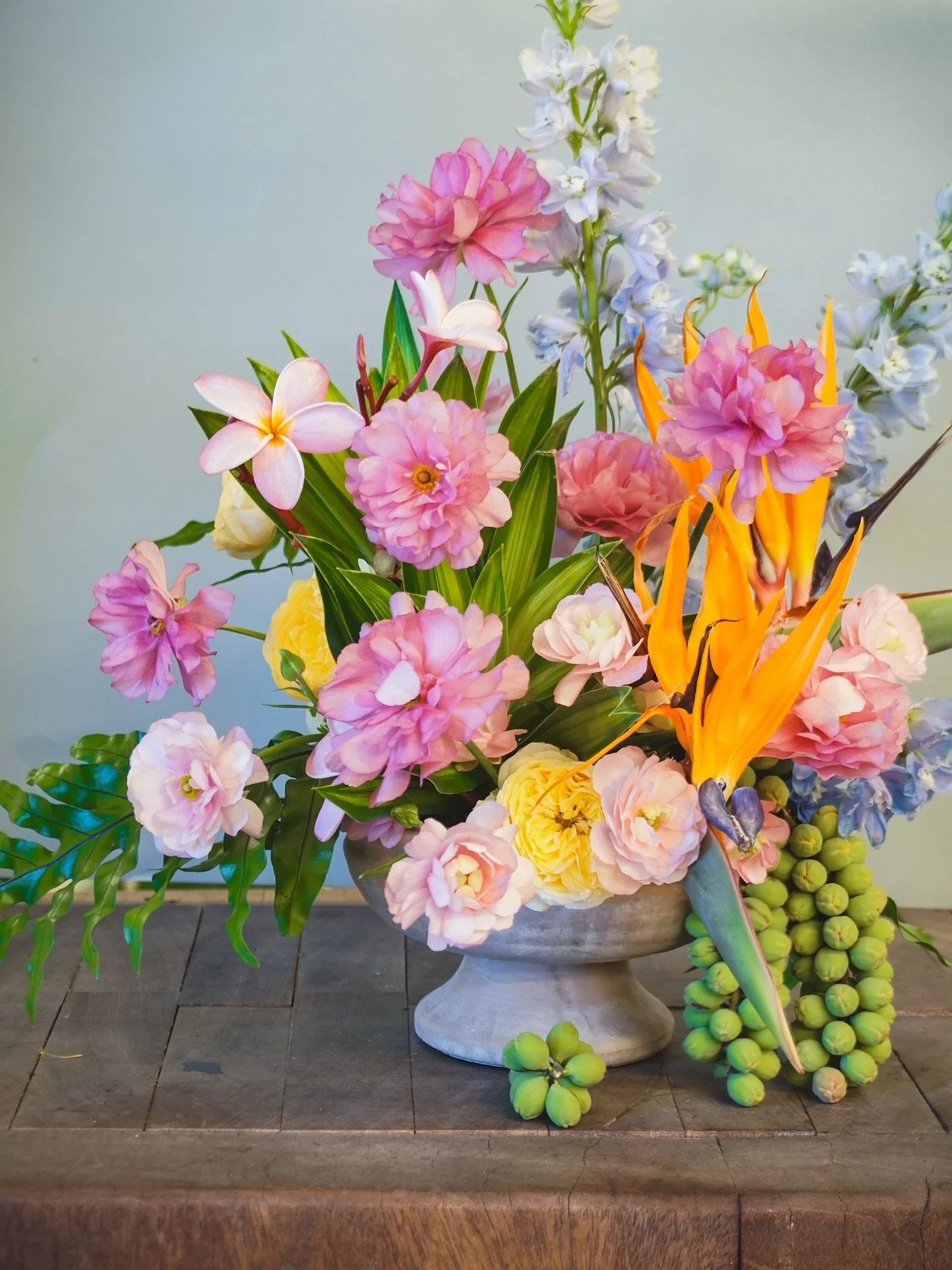 Playing with some beautiful tropical blooms in the studio this week 🌺

#floraldesign #keywestflorist #weddingflorals #keywestweddings #flowers #tropical #islandwedding #weddingflorist #2025brides
