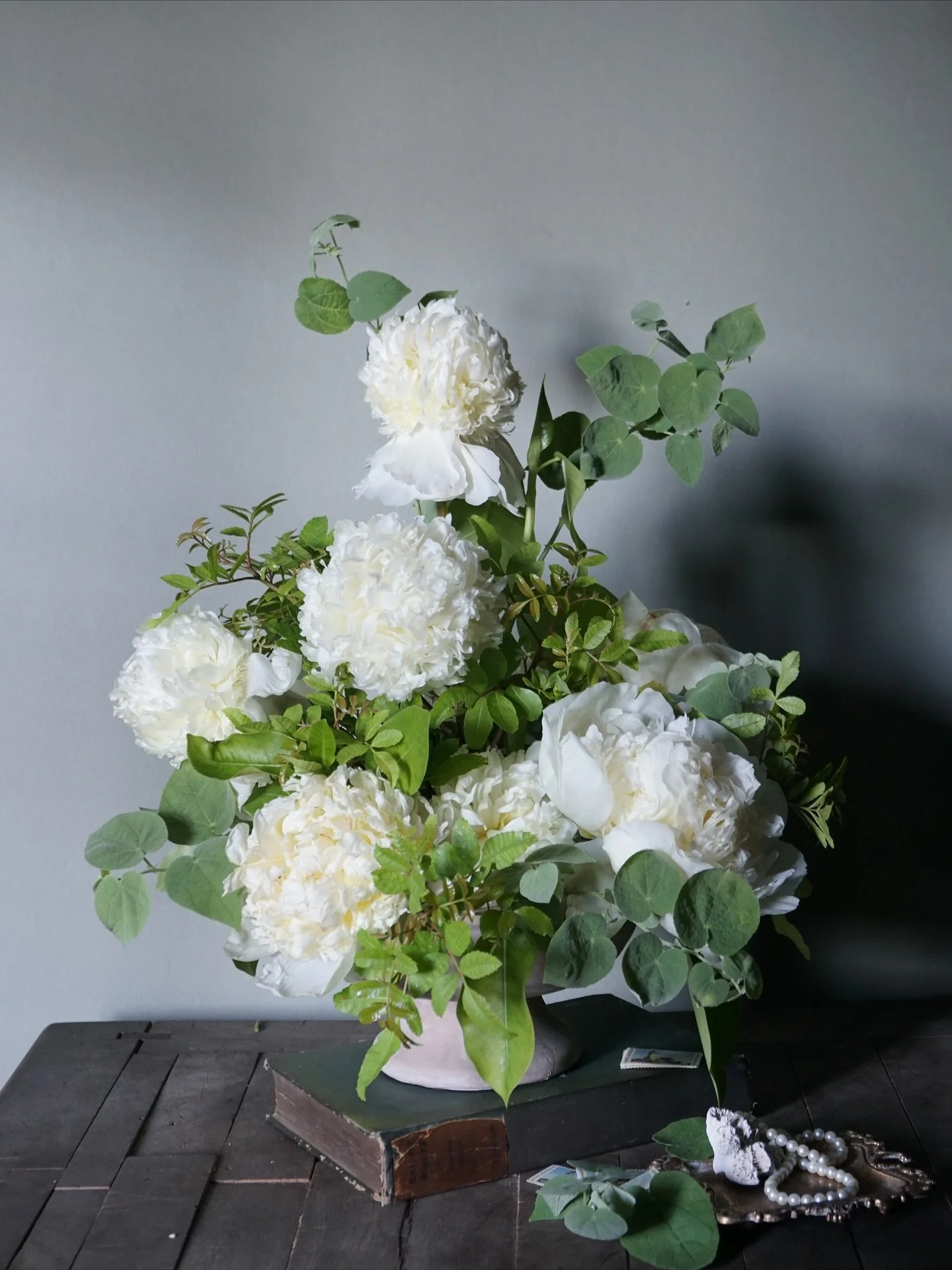 Effortless elegance, symbolizing romance and new beginnings, white peonies are the perfect choice for a timeless bridal look ✨💍✨

#weddingflowers #centerpiece #floridakeys #weddingflorist #keywest #keywestflorist #floraldesign #flowers #whiteflowers