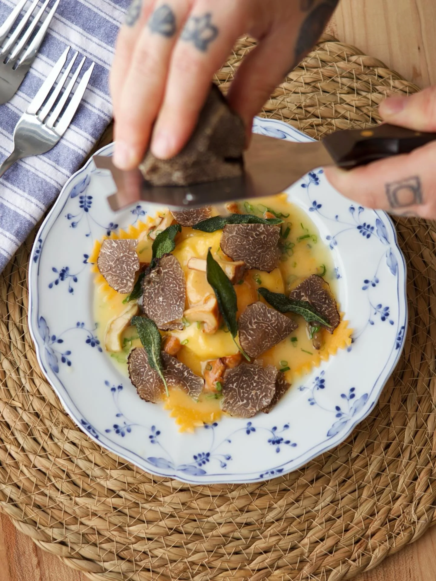 RAVIOLO AL UOVO TARTUFO 
truffle ricotta &bull; egg yolk &bull; chanterelles &bull; winter truffles &bull; herbs @oldworldtruffles @sabatinotruffles 
📸: @stevievoy 
.
.
#chefsroll #rollwithus @chefsroll #pasta