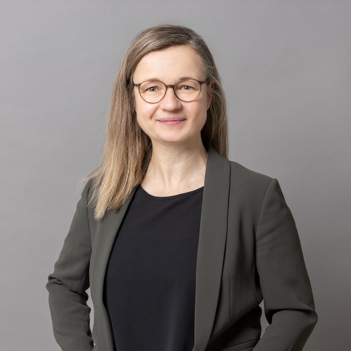 Ein lächelndes, vereinfachtes Gesichtssymbol vor einem Kreis, das eine fröhliche Stimmung darstellt.