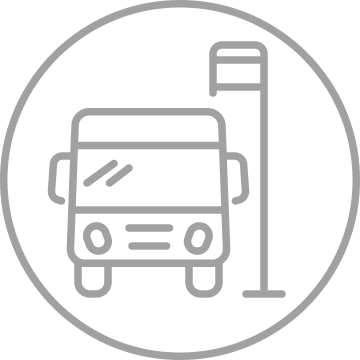 Zeichnung eines Stadtbusses an einer Bushaltestelle.