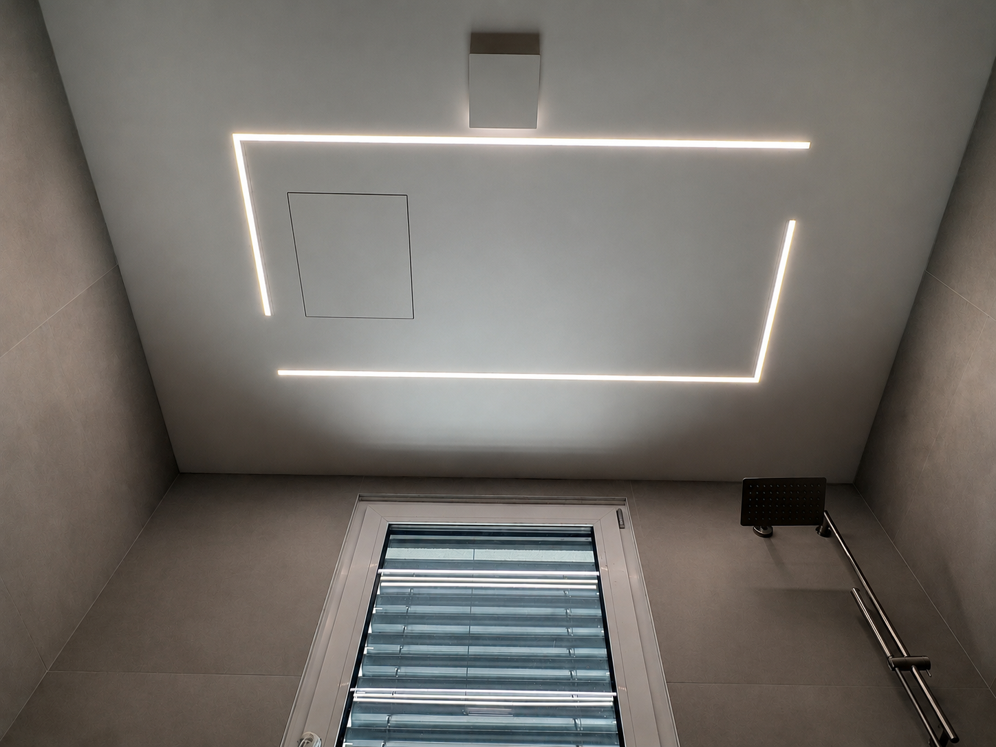 Botola a filo muro a soffitto con illuminazione LED perimetrale integrata in controsoffitto in cartongesso