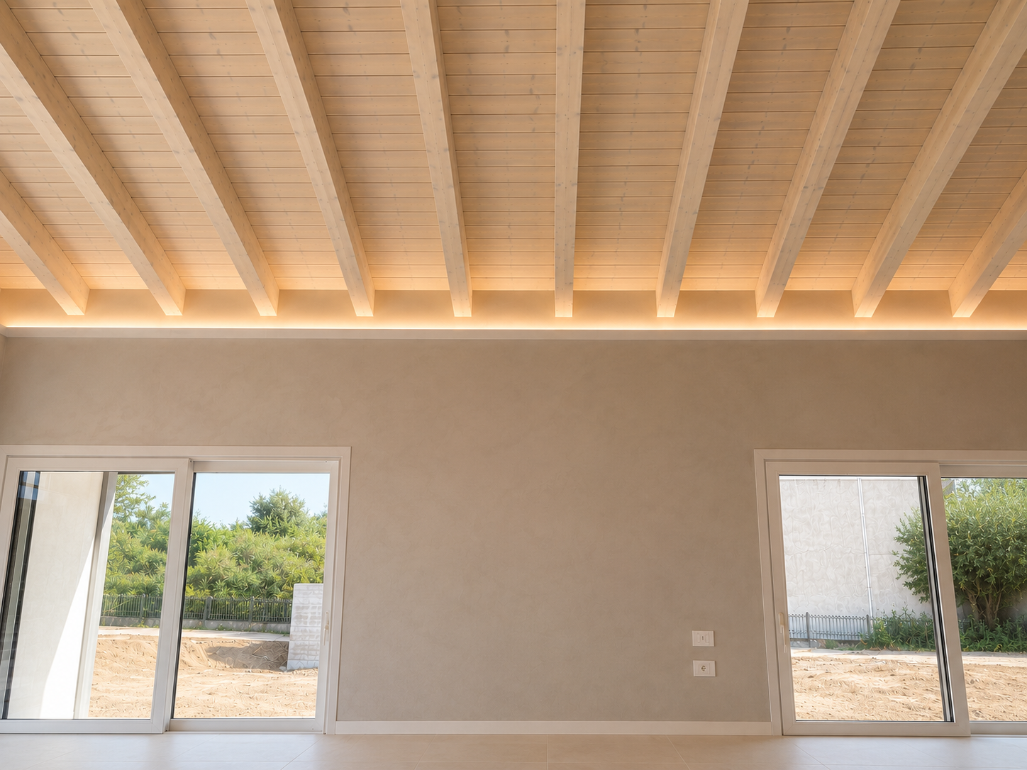 Controsoffitto con travi in legno a vista e illuminazione LED indiretta per ambienti moderni.