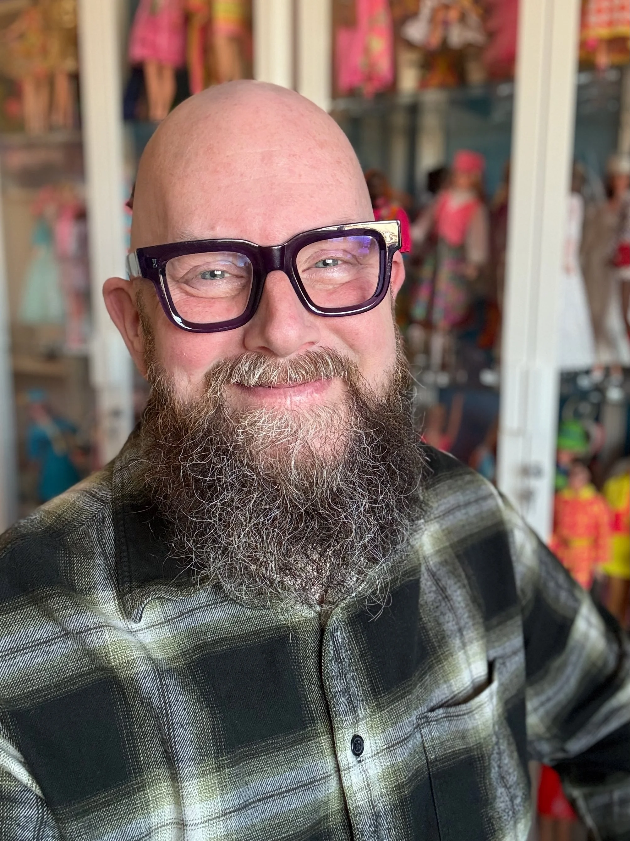 Portrait of Dan Lee, LGBTQ addiction therapist based in East London