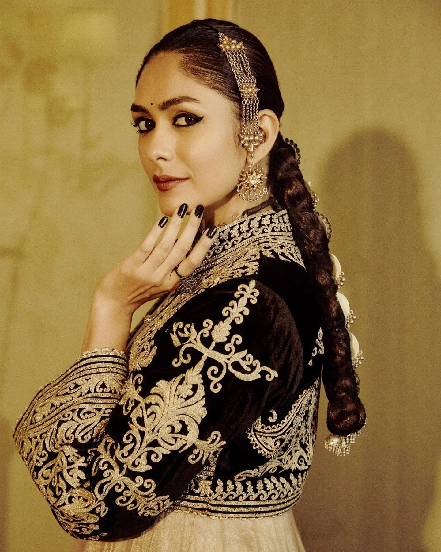 @mrunalthakur 💫🖤

Outfit @heenakochharofficial
Jewellery @motifsbysurabhididwania
Footwear @houseofvian

Stylist @tanishqmalhotraa
Makeup @missblender
Hair @deepalid10. #fashionphotography #editorial #photography #fashionphotographer #model #fashio