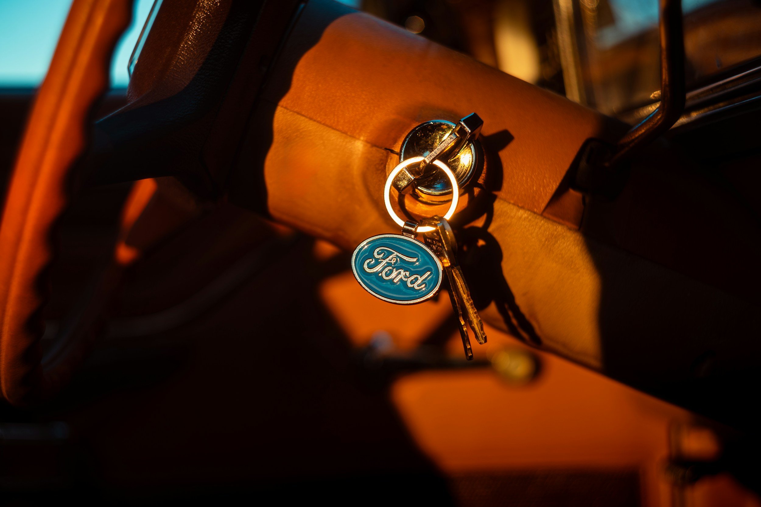 Llave Ford sostenida dentro de un vehículo para servicio de cerrajería automotriz.