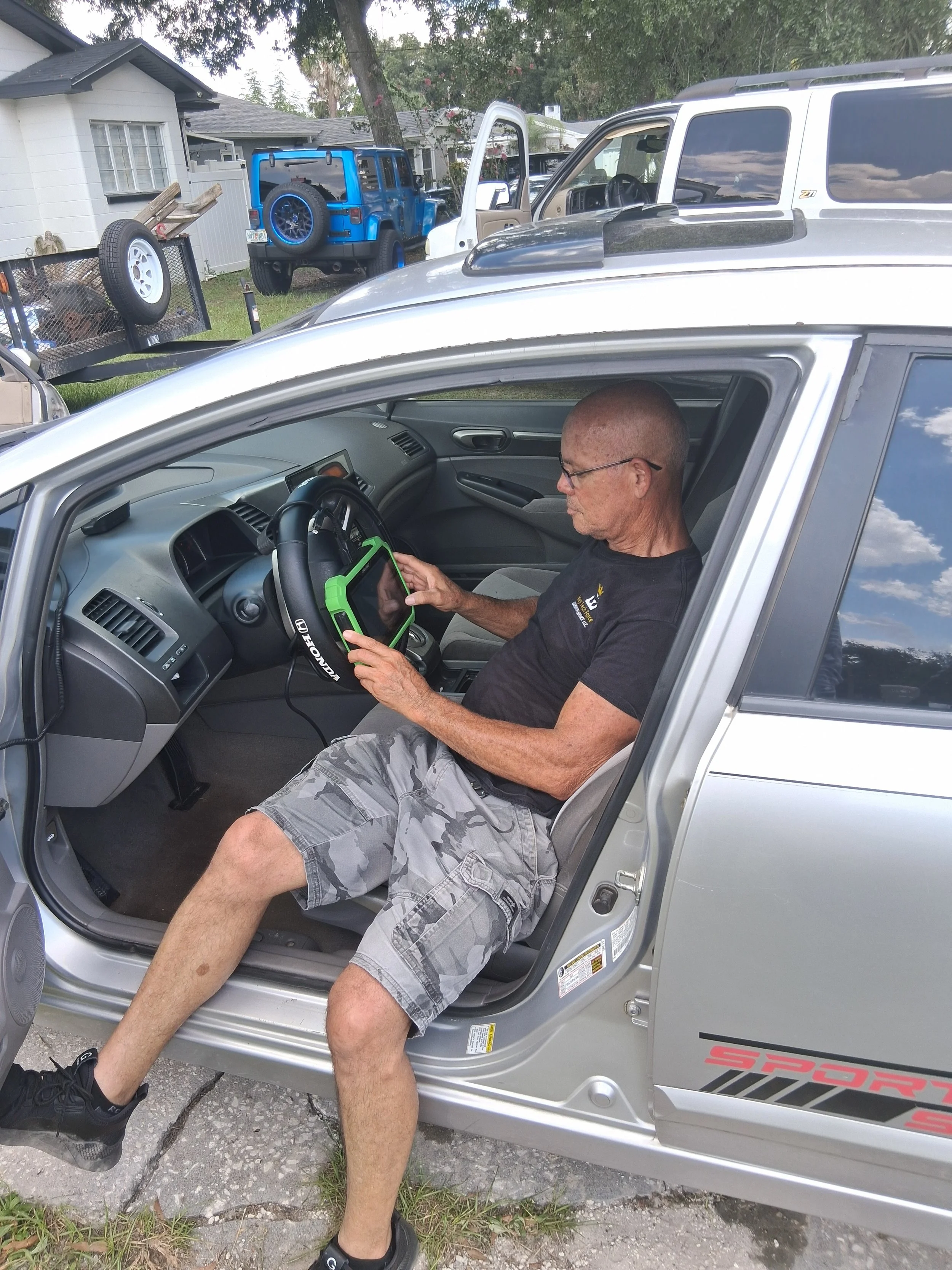 Mobile locksmith programming a car key in Valrico, Florida