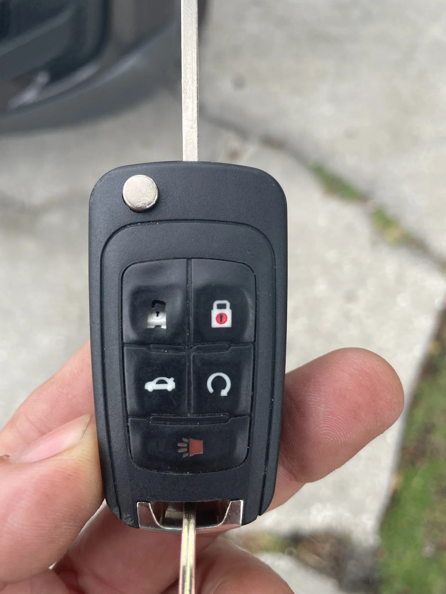 Damaged Car Key Replacement – When the buttons are worn, broken, or missing, we recommend replacing the key instead of repairing it. Available in different button configurations.