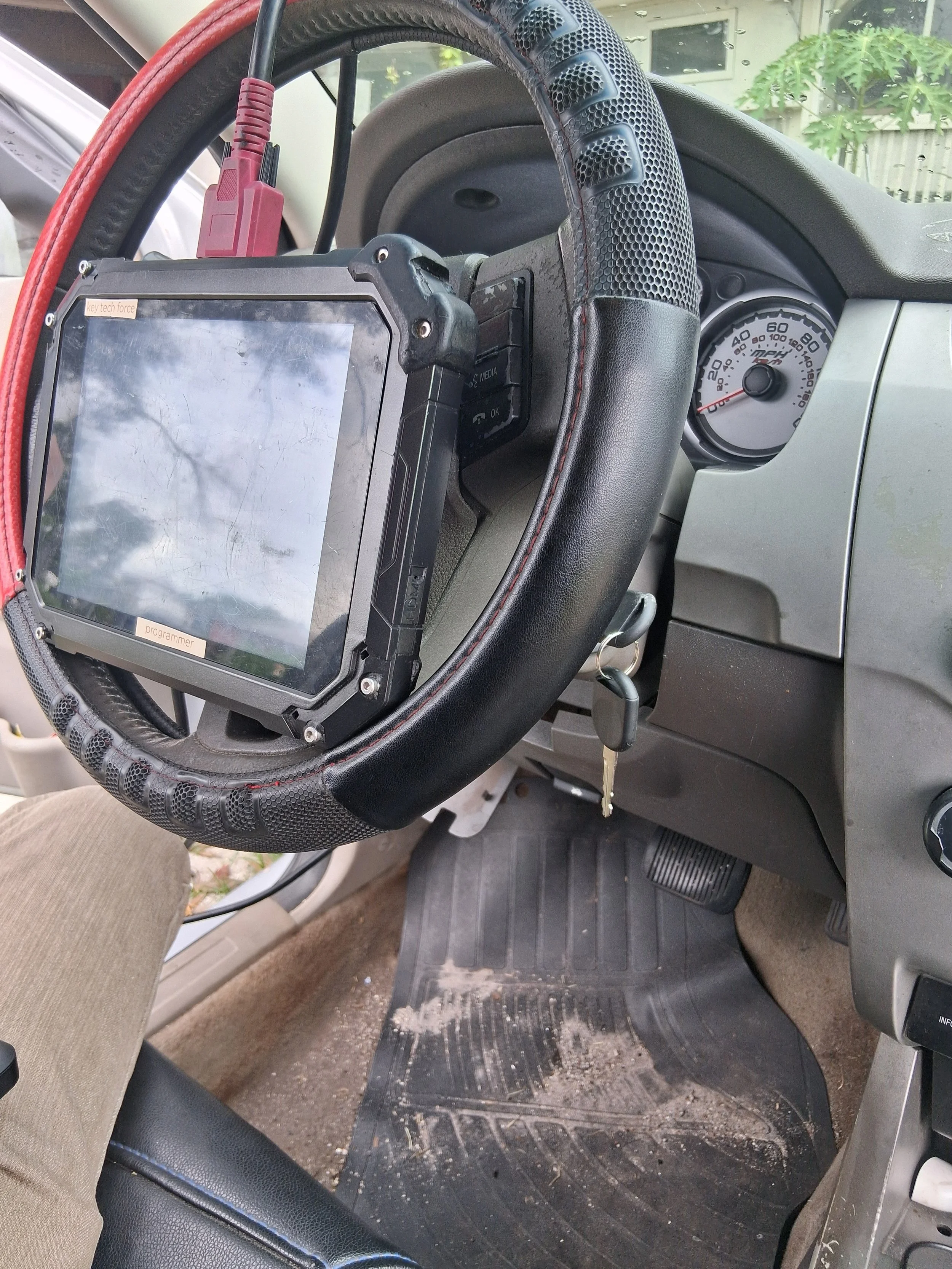 Automotive Key Programming – We use professional diagnostic equipment to program replacement and duplicate keys directly to the vehicle.