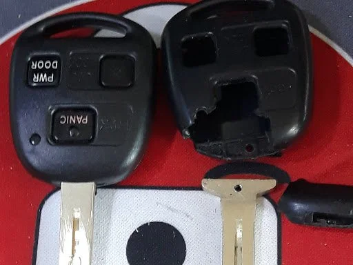 Lexus Remote-Head Key Replacement – A damaged key housing replaced with a new shell to restore the key’s condition and protect its internal components.