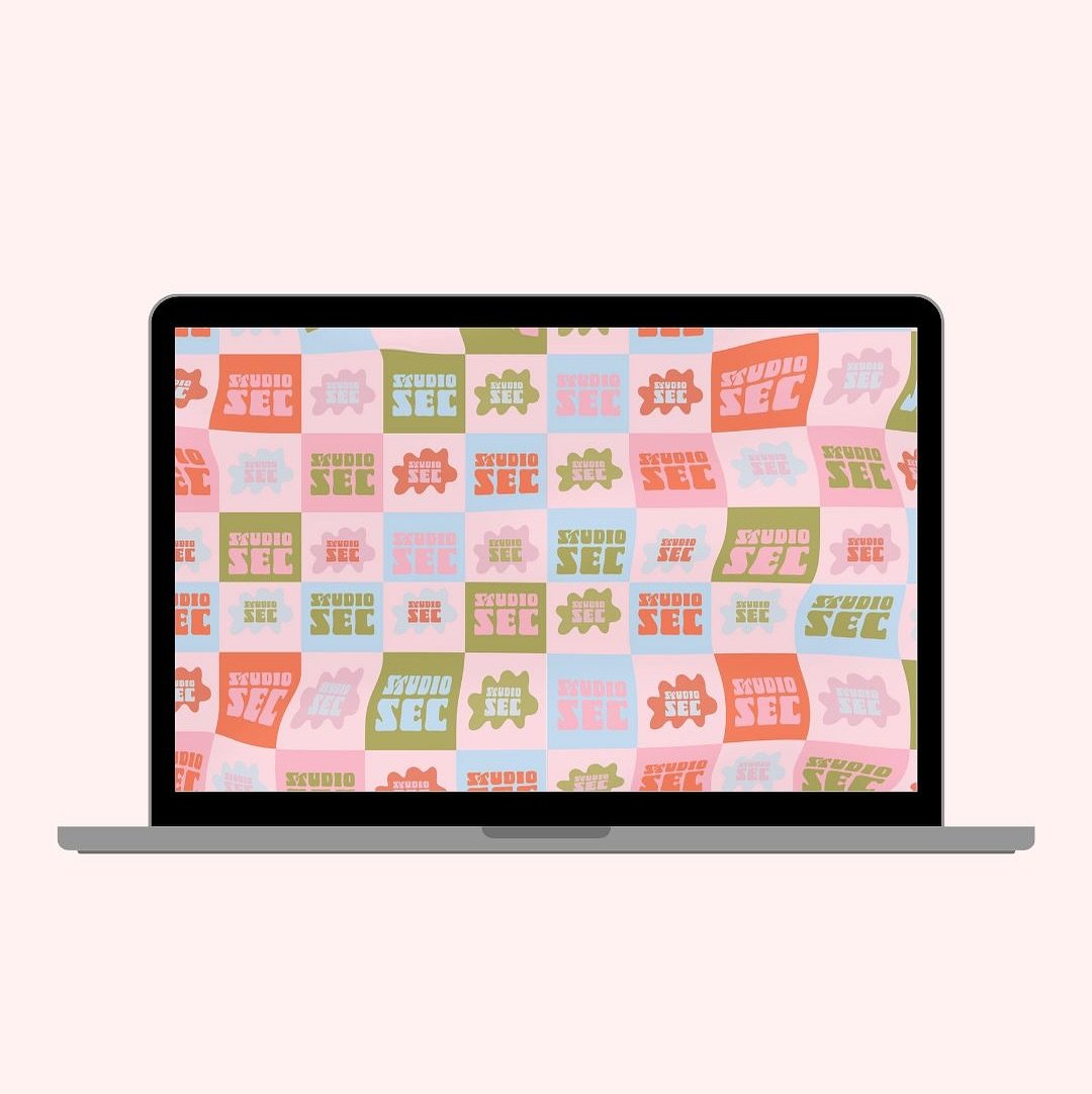 Ruim een jaar geleden bedacht ik de naam al en kocht ik het domein.
En nu is het zover: Studio Sec is online!
Studio Sec is waar mijn liefde voor fotografie en vintage samenkomt. Waar ik beelden maak waarin mensen zichzelf terugzien. En waar kleding