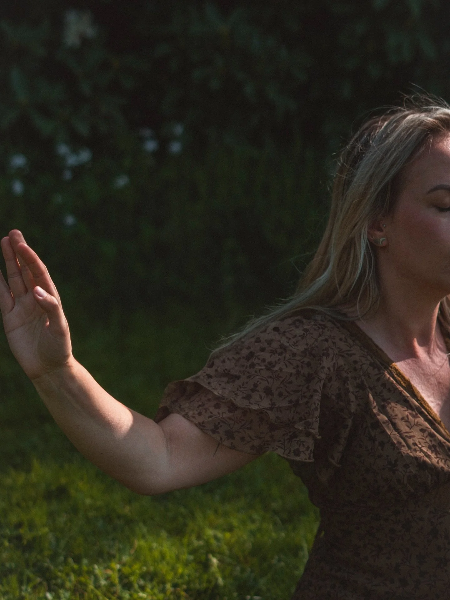 NEW MOON YOGA 🧘‍♀️
Afgelopen mei had ik ook al een shoot met Janette van @newmoonyoga_ en dit zijn de resultaten van deze branding-shoot! We kozen er samen voor op de foto’s te maken in variërende omgeving, in het midden van de natuu
