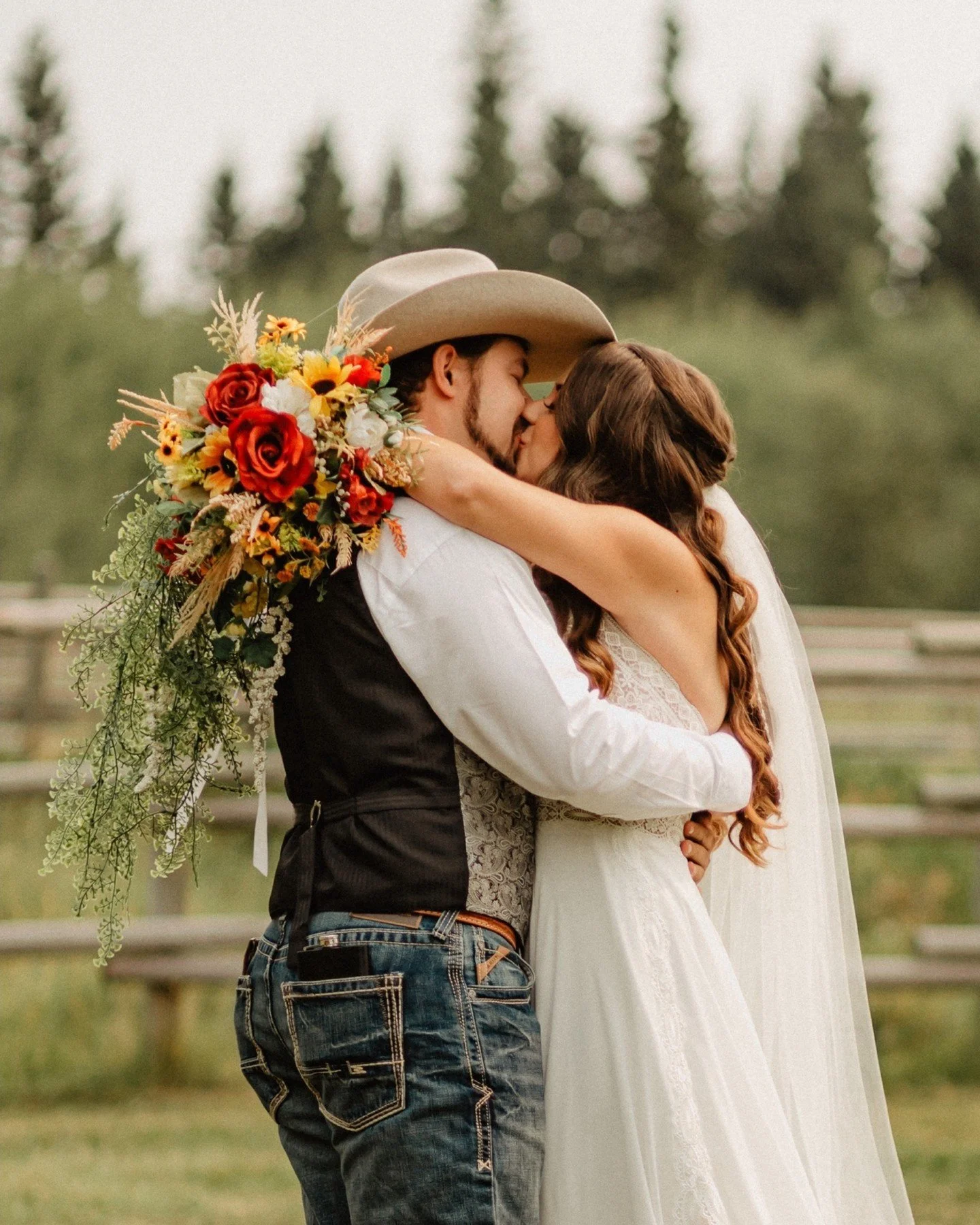 Capturing that magical moment when love and anticipation meet in a first look. 💕
.
.
.
#WeddingMagic #FirstLookMoments #yeg #yegphotographer #alberta #albertaphotography #wedding #weddingphotography #weddingphotos #elopement #elopementphotography #m