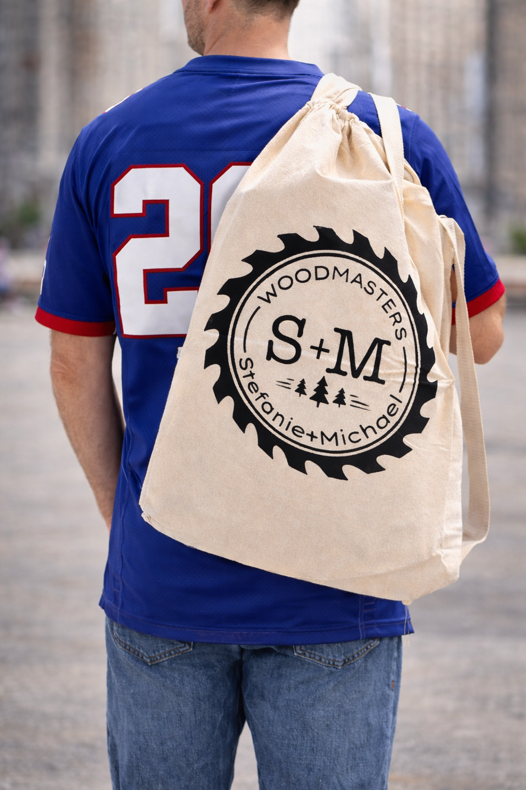 giants football fan holding a over the shoulder bag with a table in a bag