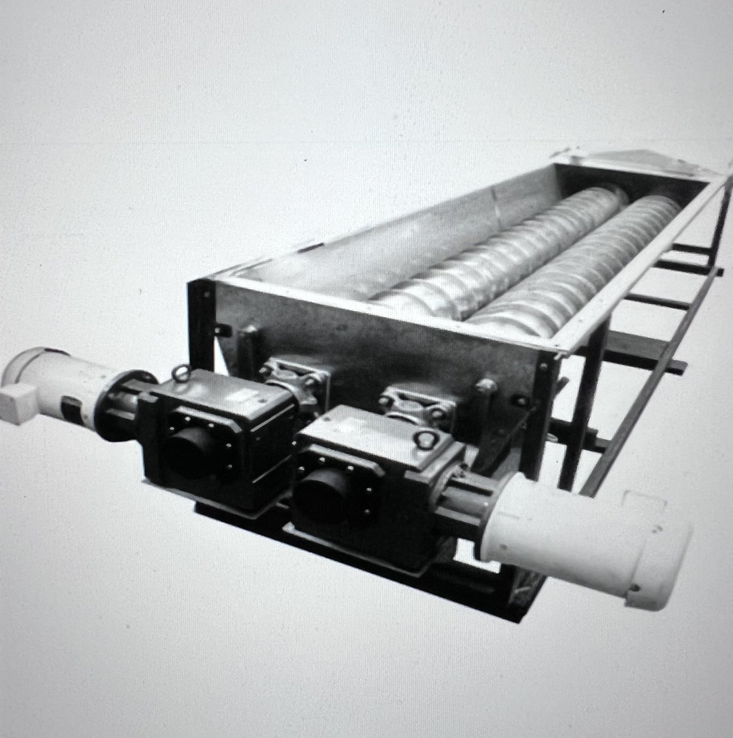 Industrial screw conveyor with dual motors