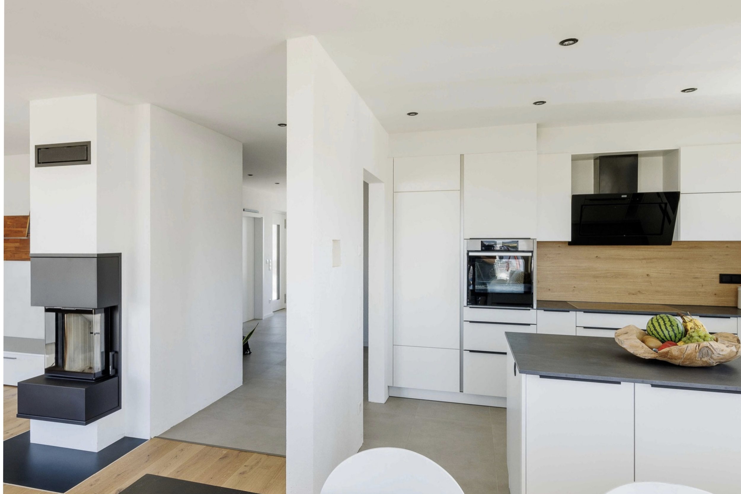 Modernes Interior, Küche mit Küchenblock Holzboden und Fließestrich moderne Kamine