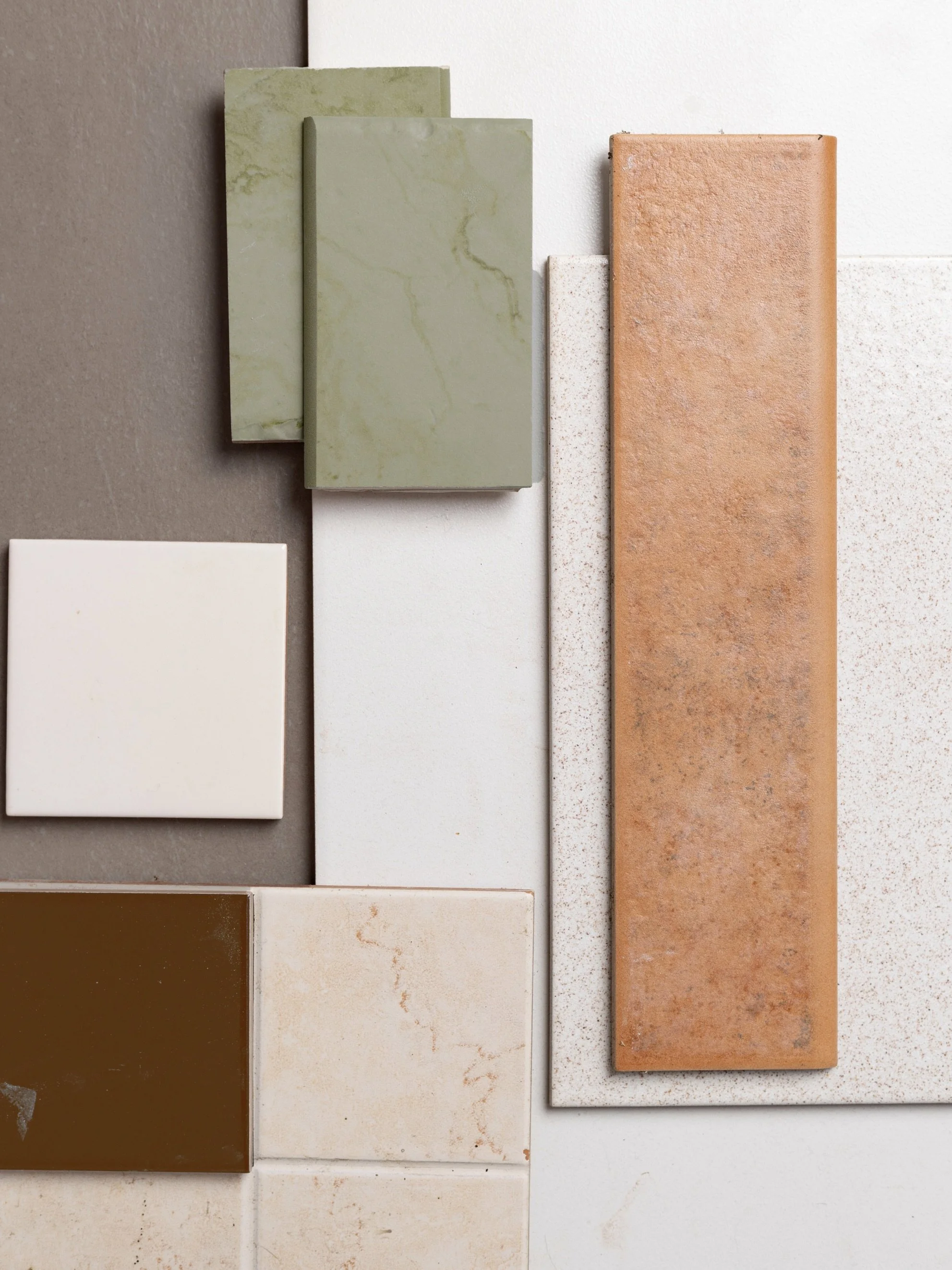 Materialcollage aus Fliesen in Orange, Lindgründ, rosa