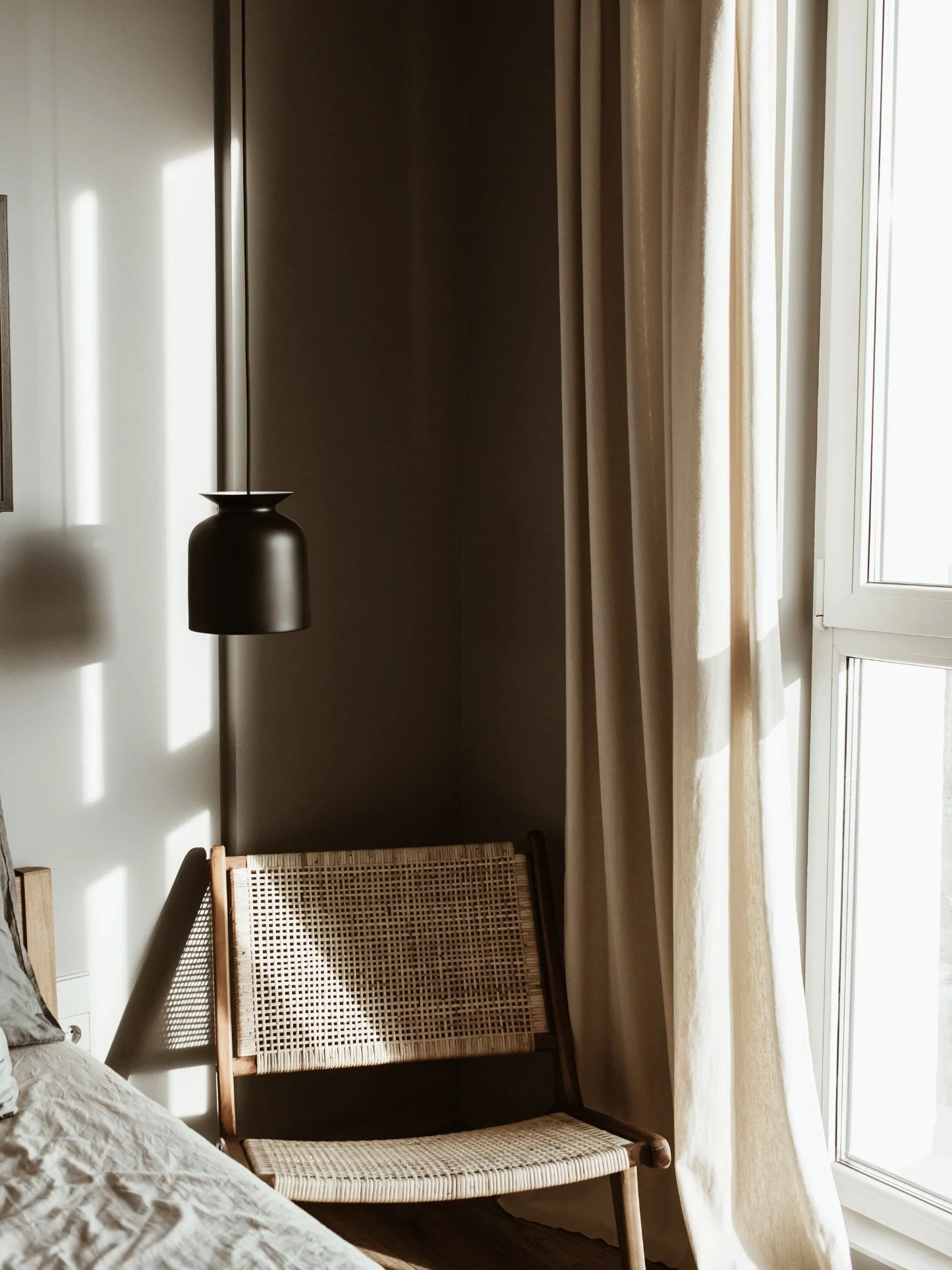 Interior mit Lampe, Vorhang, Bett. gemütlich und stivoll