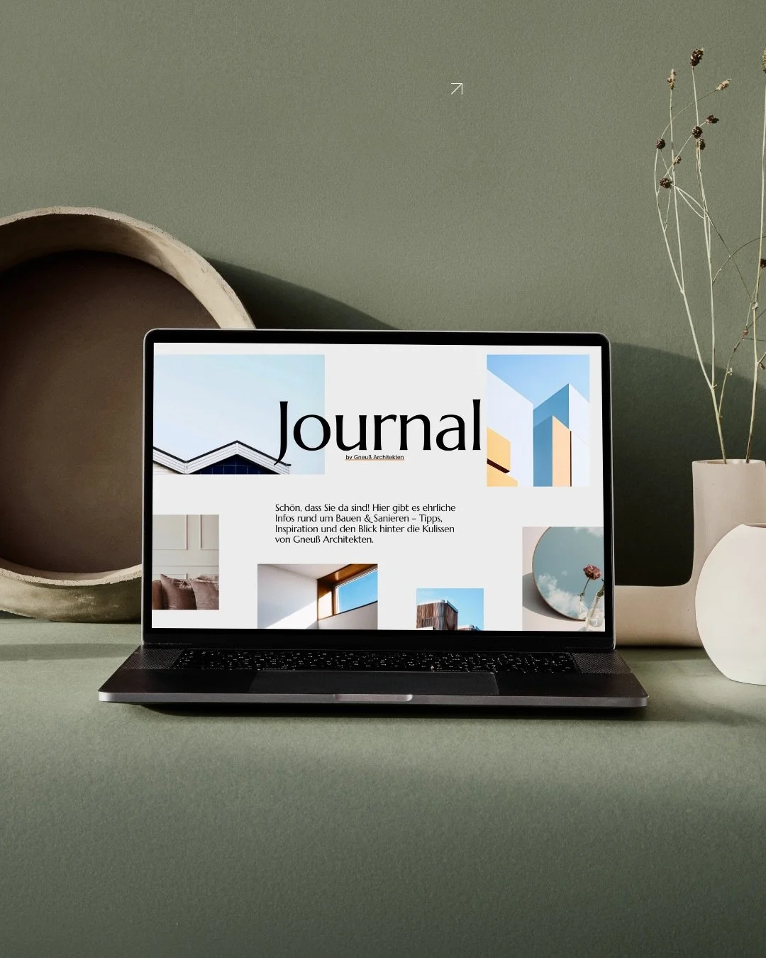 Notebook auf grünem Tisch vor grüner Wand mit Screenshot Journal