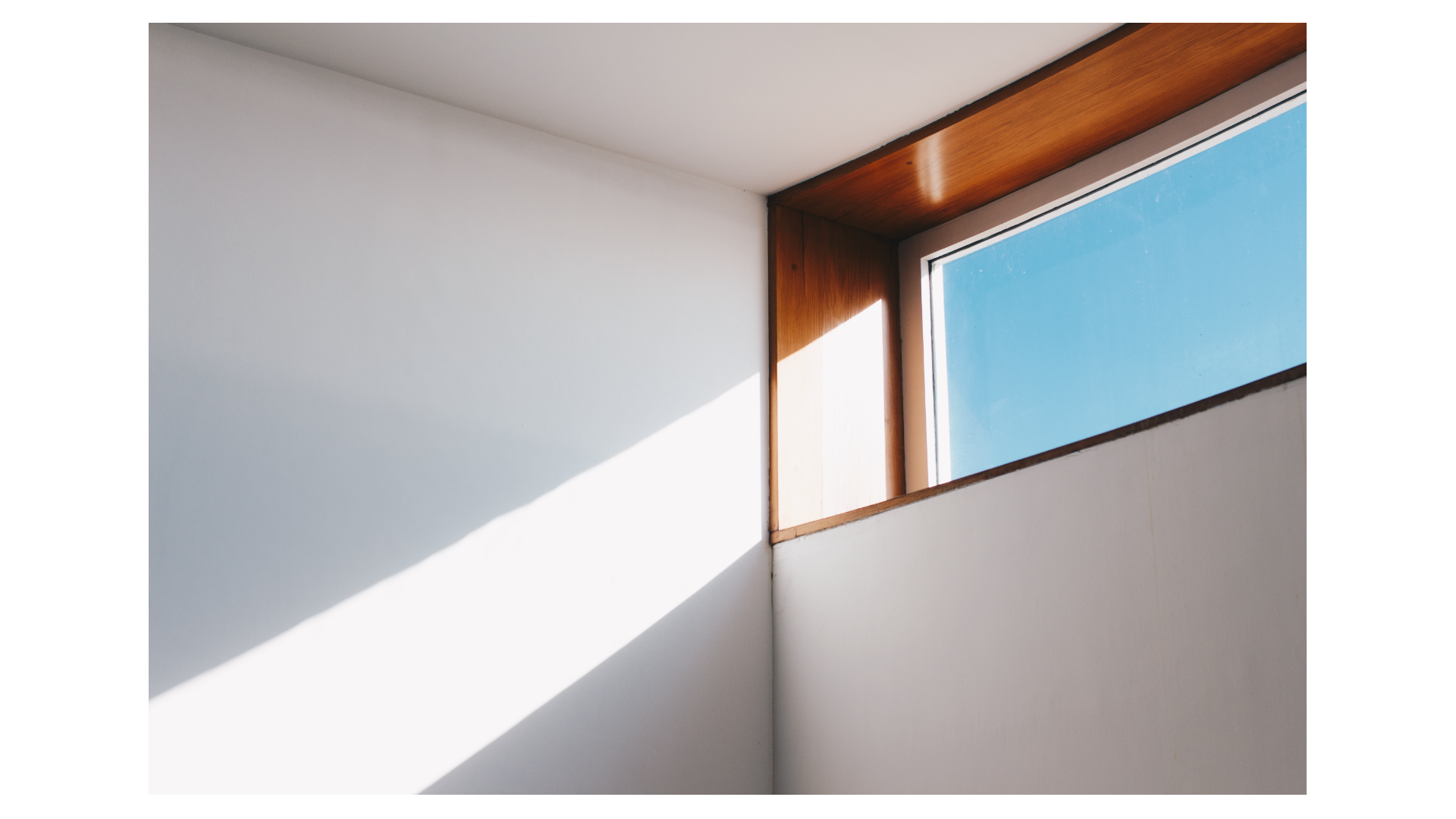 Wand weiß, Ecke, Fenster mit Holzrahmen, blauer Himmel